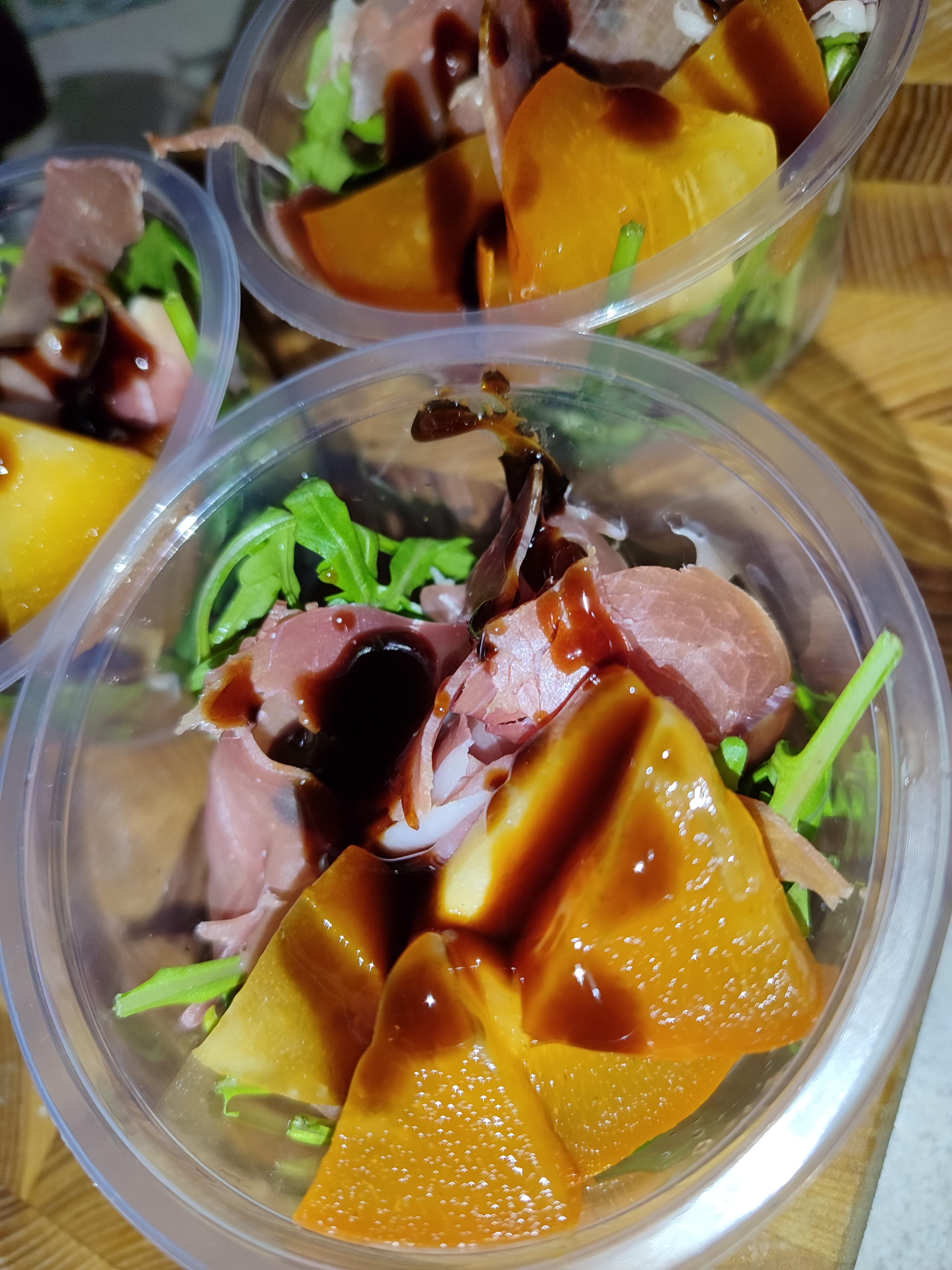 Салат з хамоном та хурмою