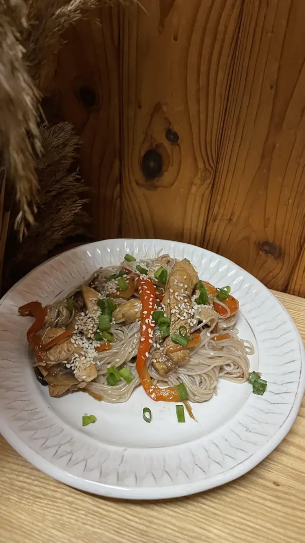 Фунчоза з куркою та овочами