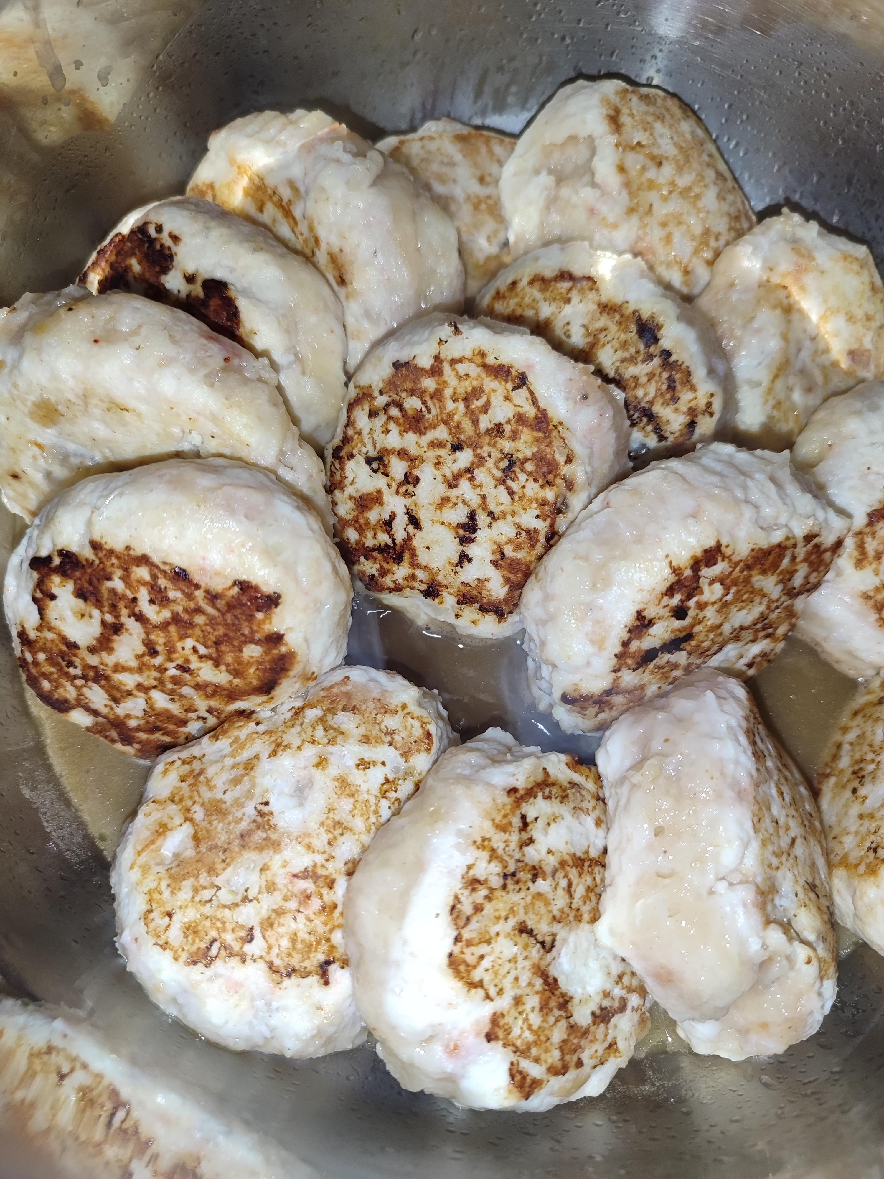 Курячі котлети тушковані в соєвому соусі