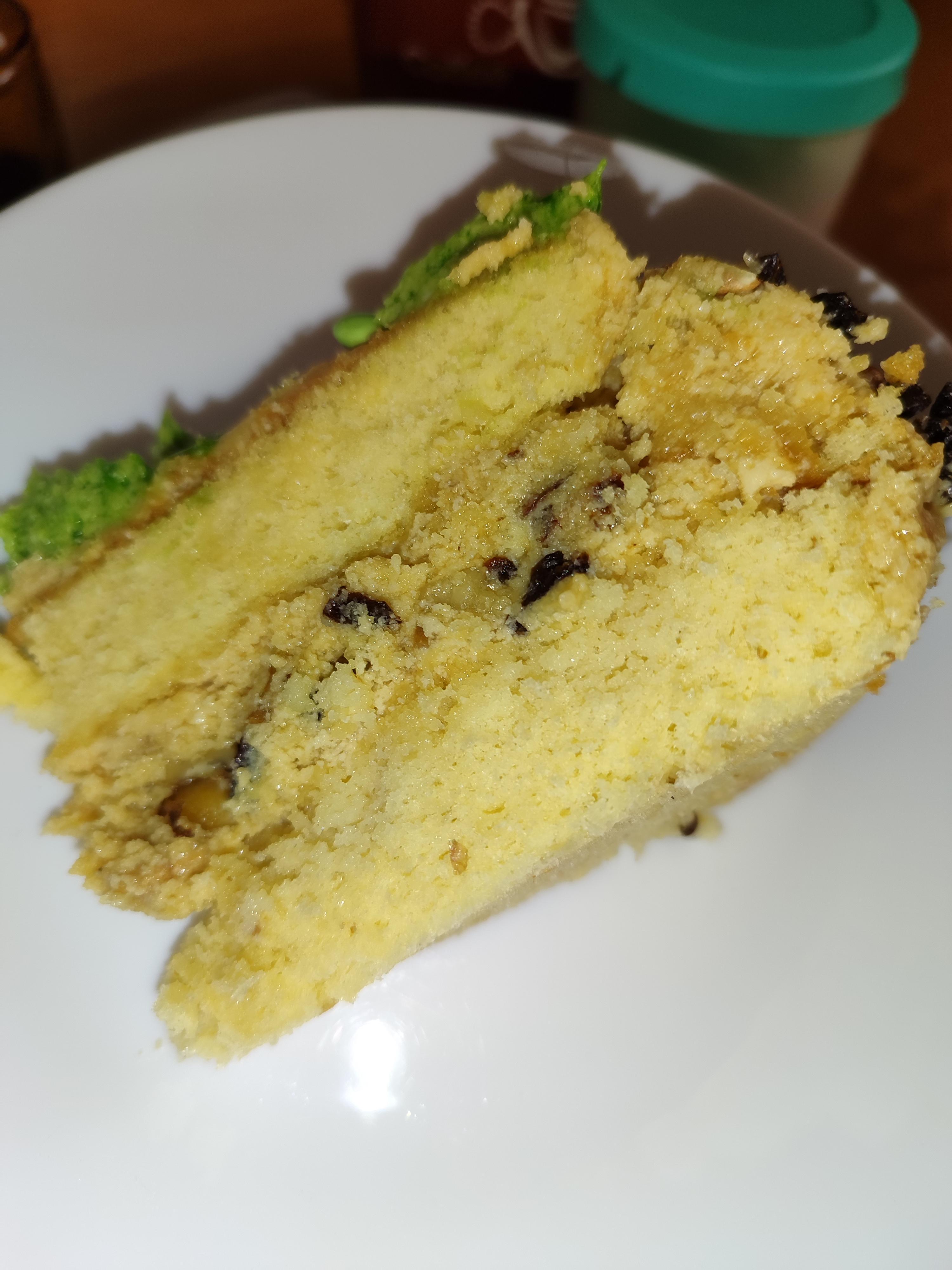 Бісквітний торт з сухофруктами