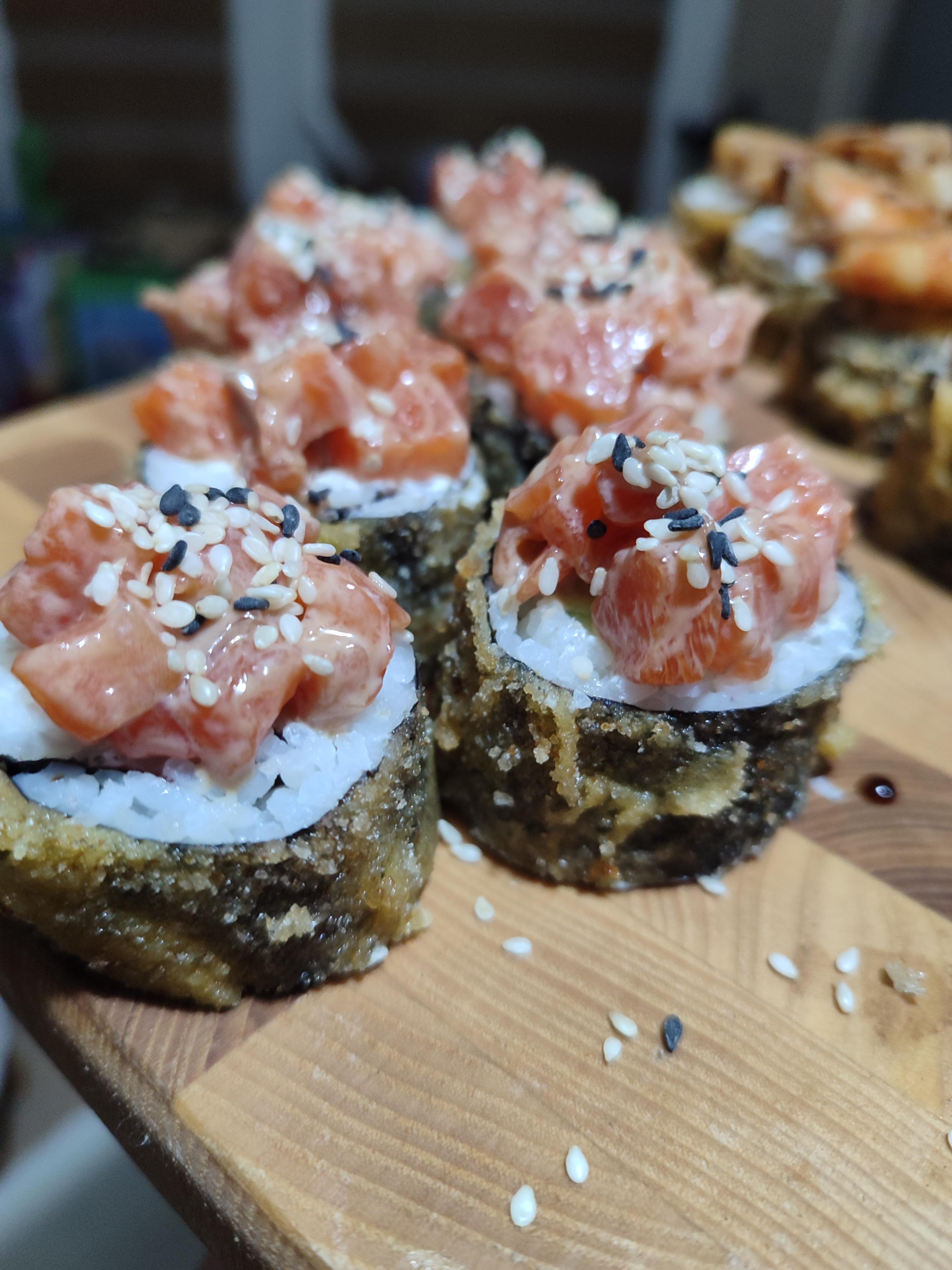 Гарячі роли з лососем