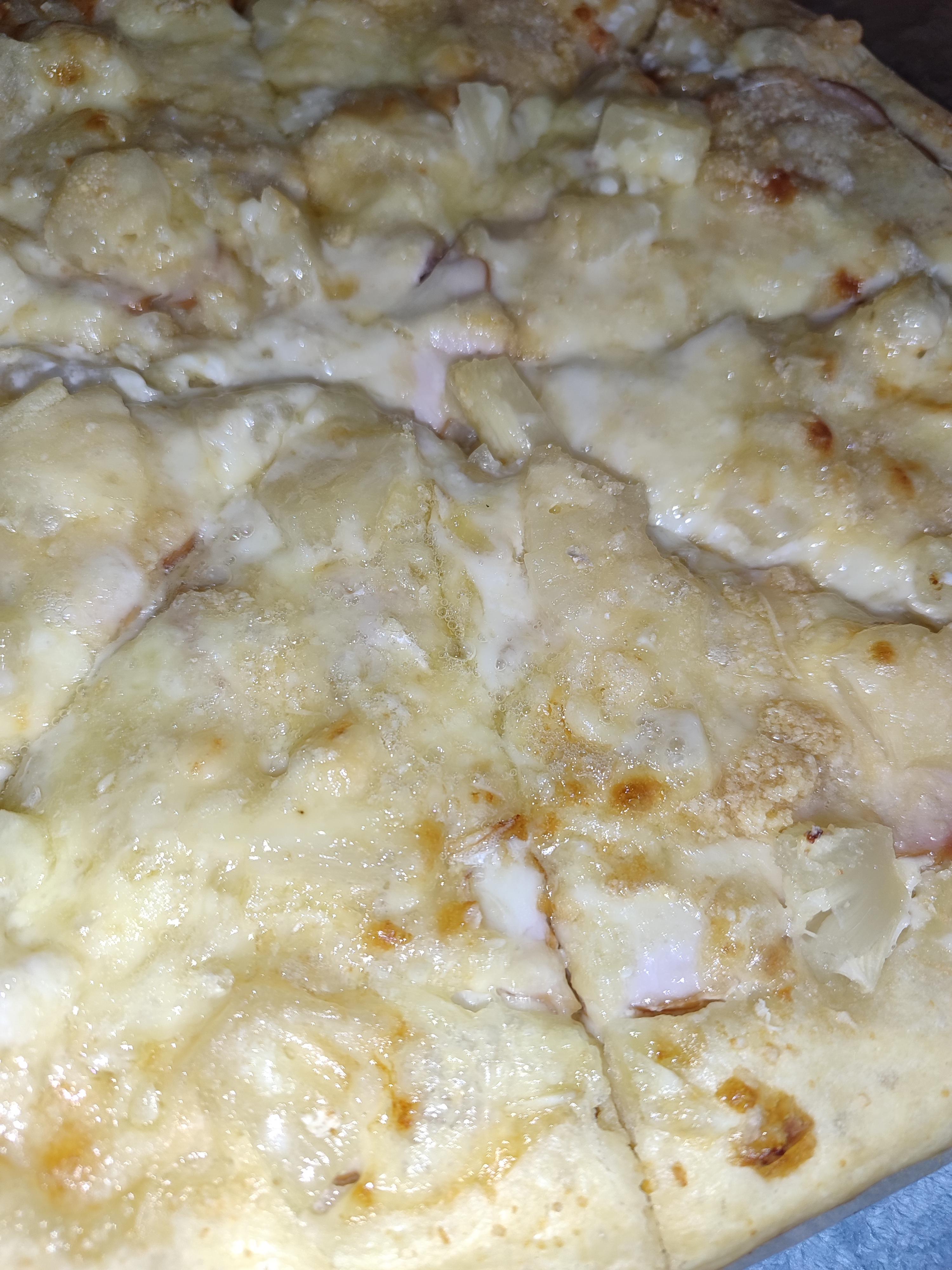 Піца з копченою куркою, ананасами та двома видами сиру