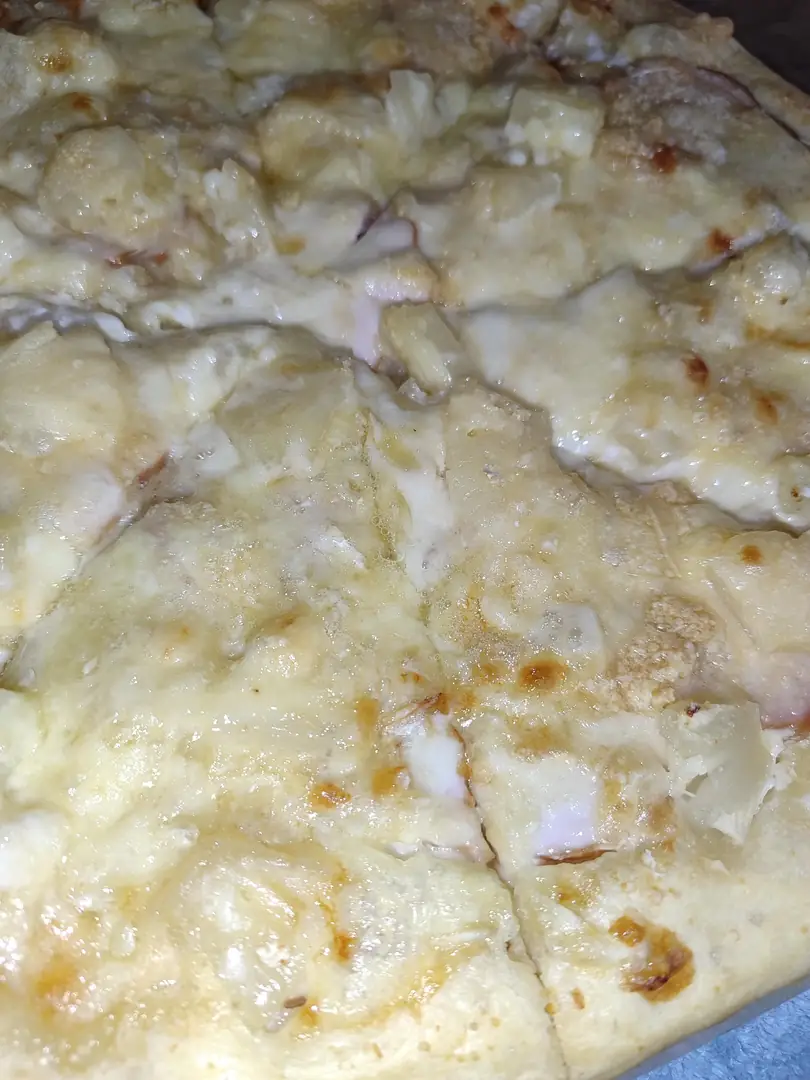 Піца з копченою куркою, ананасами та двома видами сиру