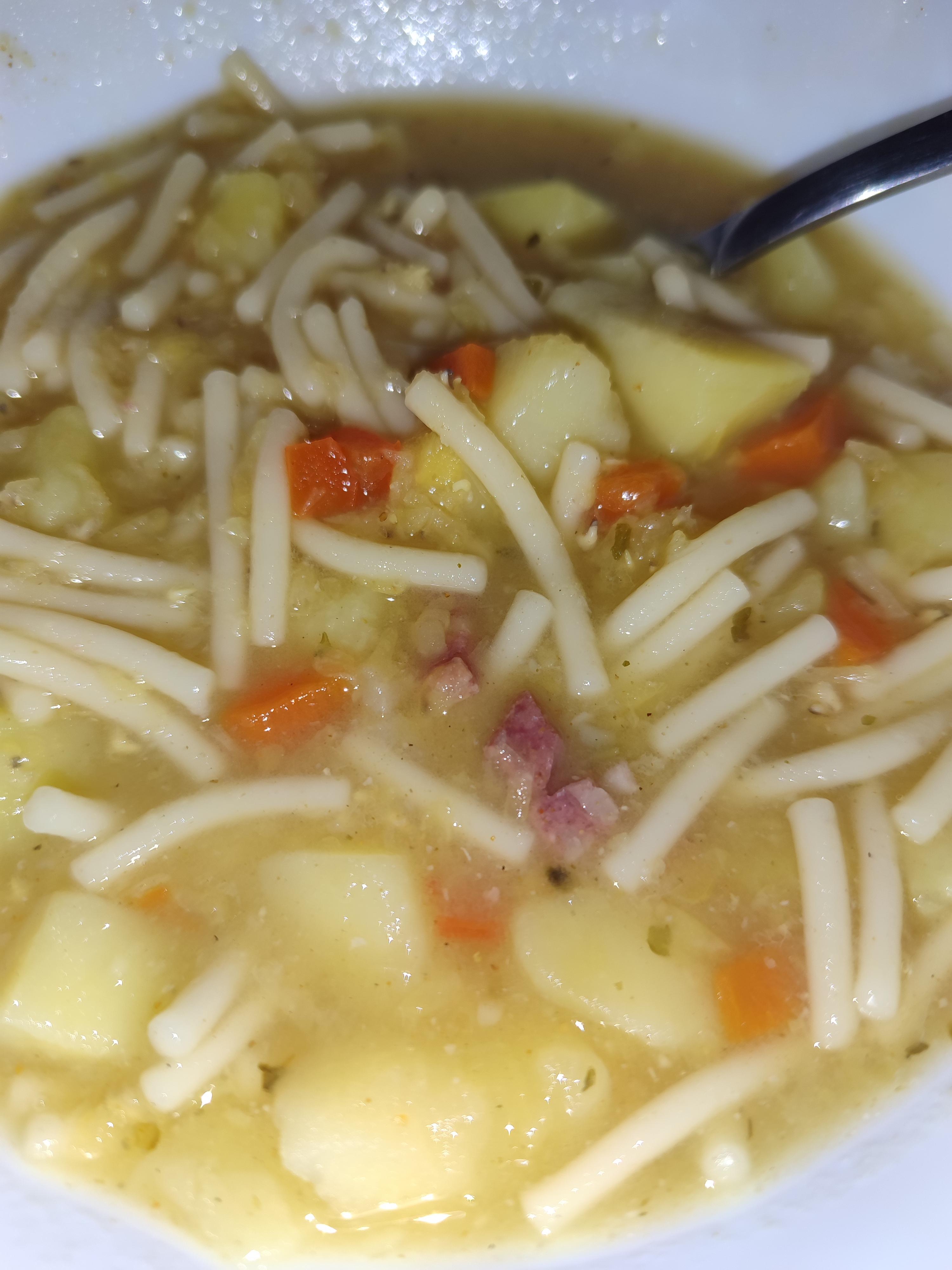 Суп з вермішеллю, сочевицею та ковбасою