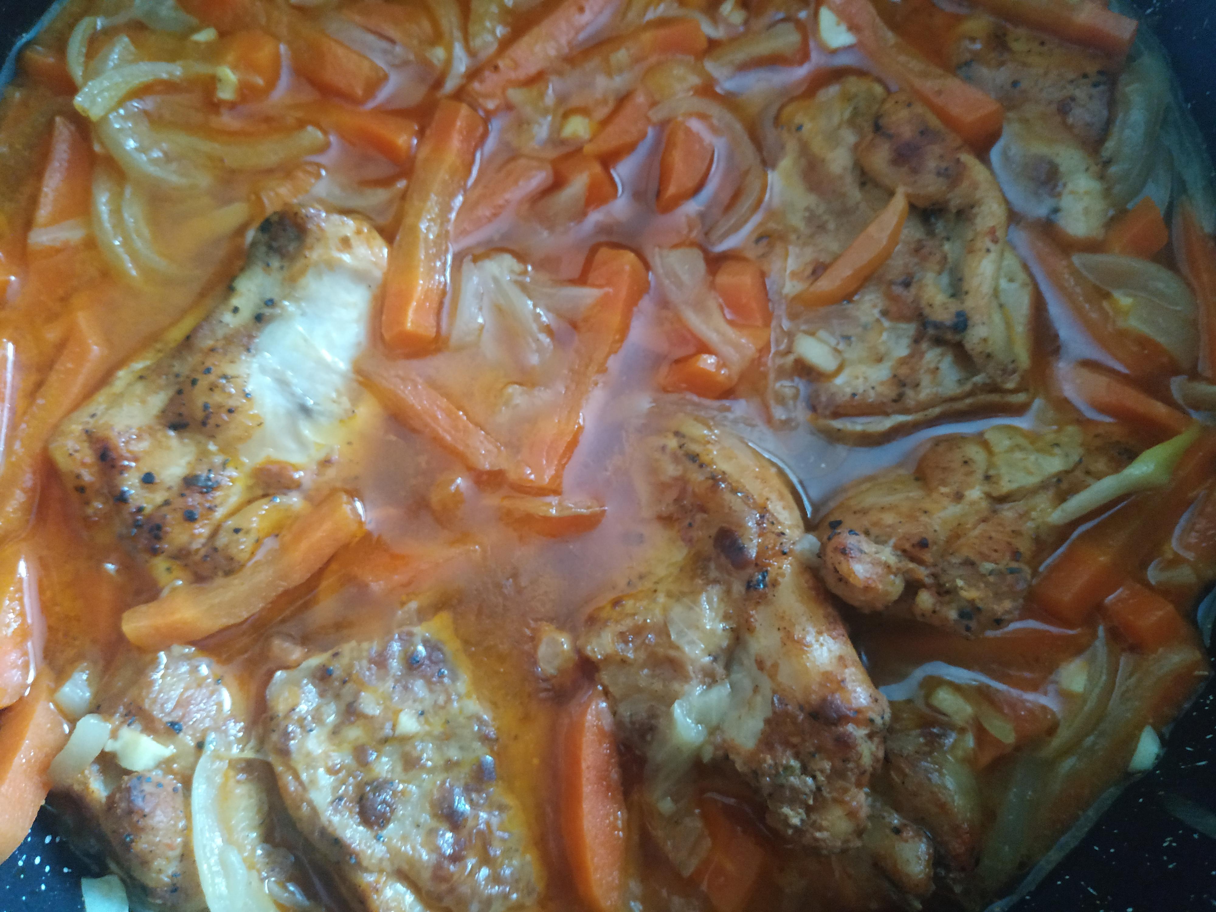 Курка тушкована