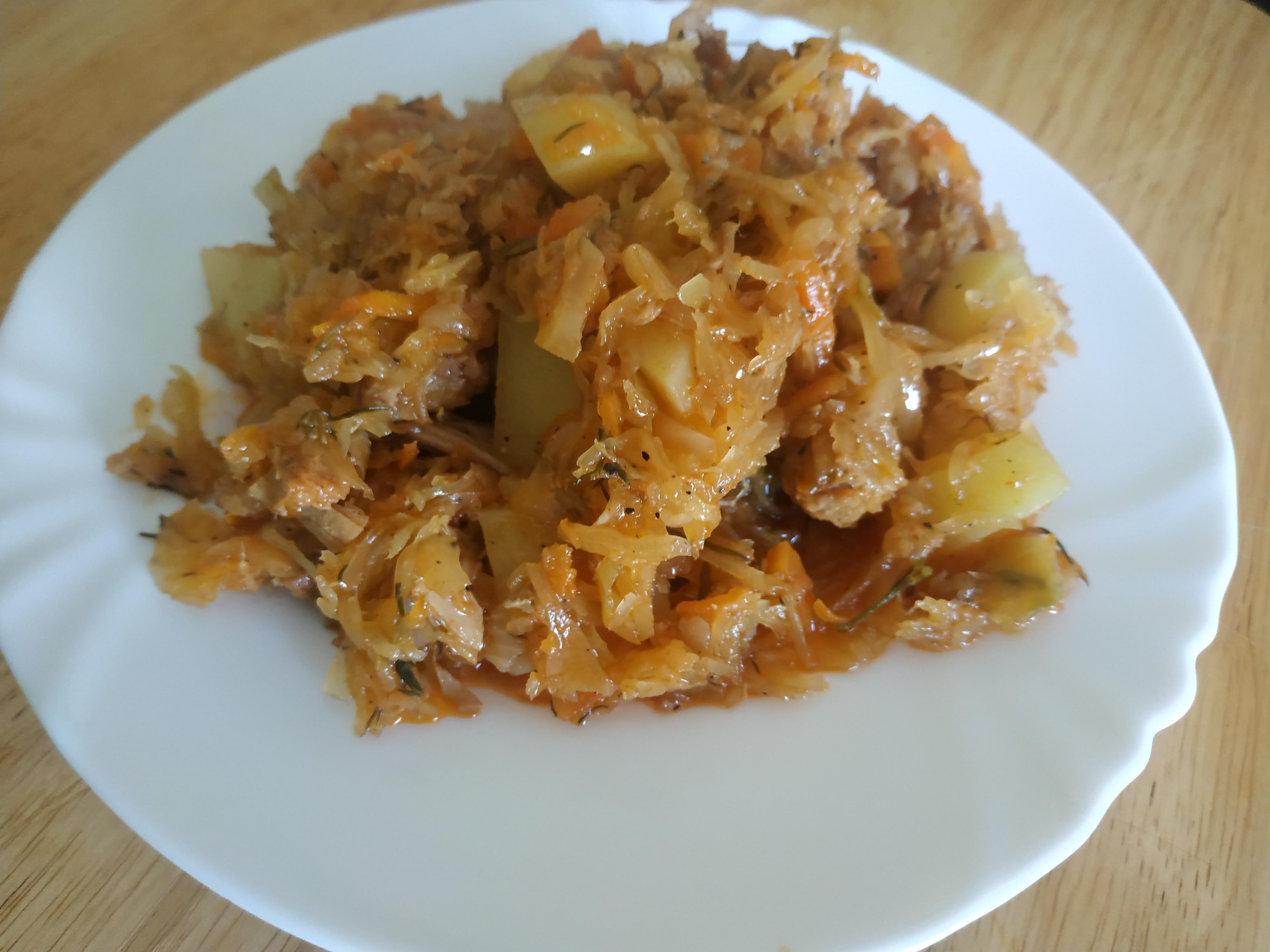 Тушкована капуста з картоплею і м'ясом