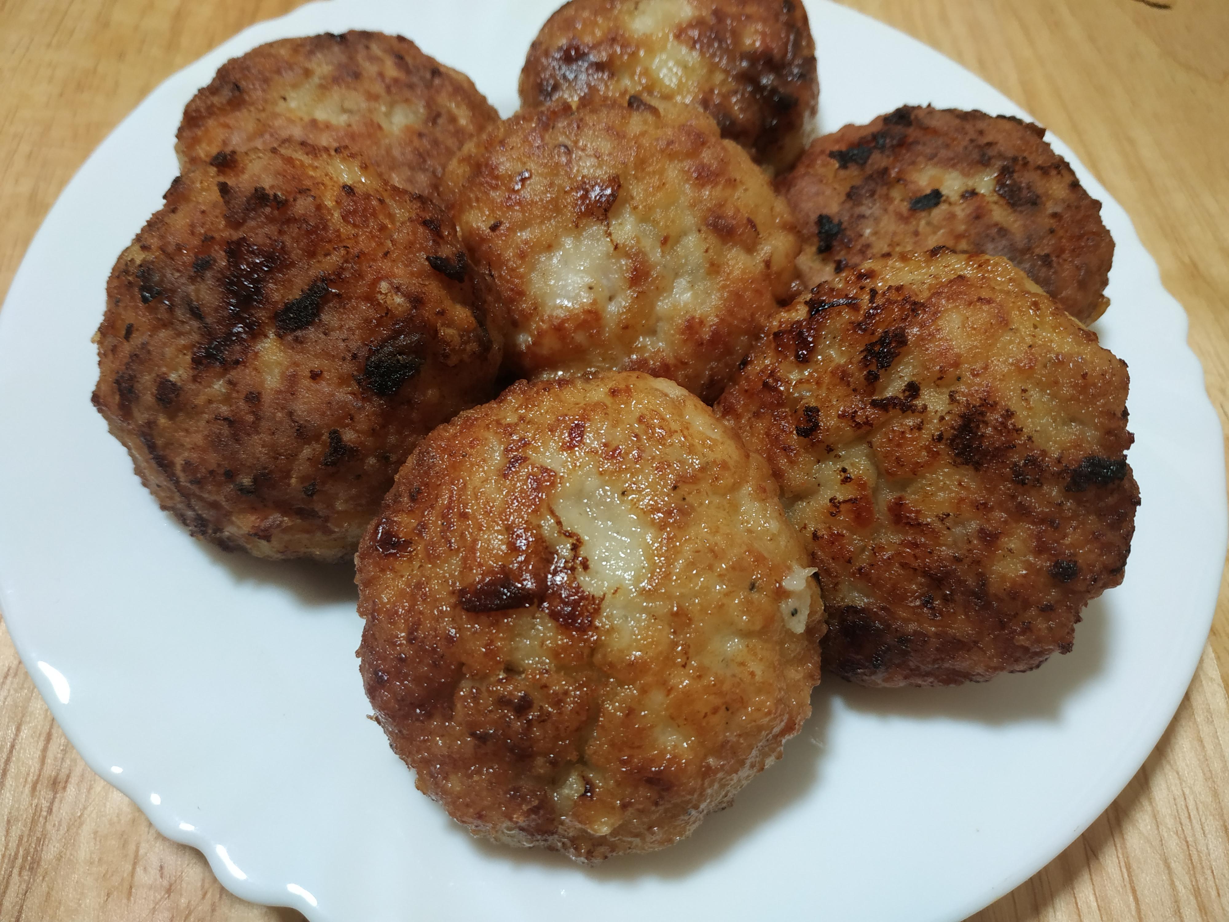 Соковиті котлети зі смаженою цибулею