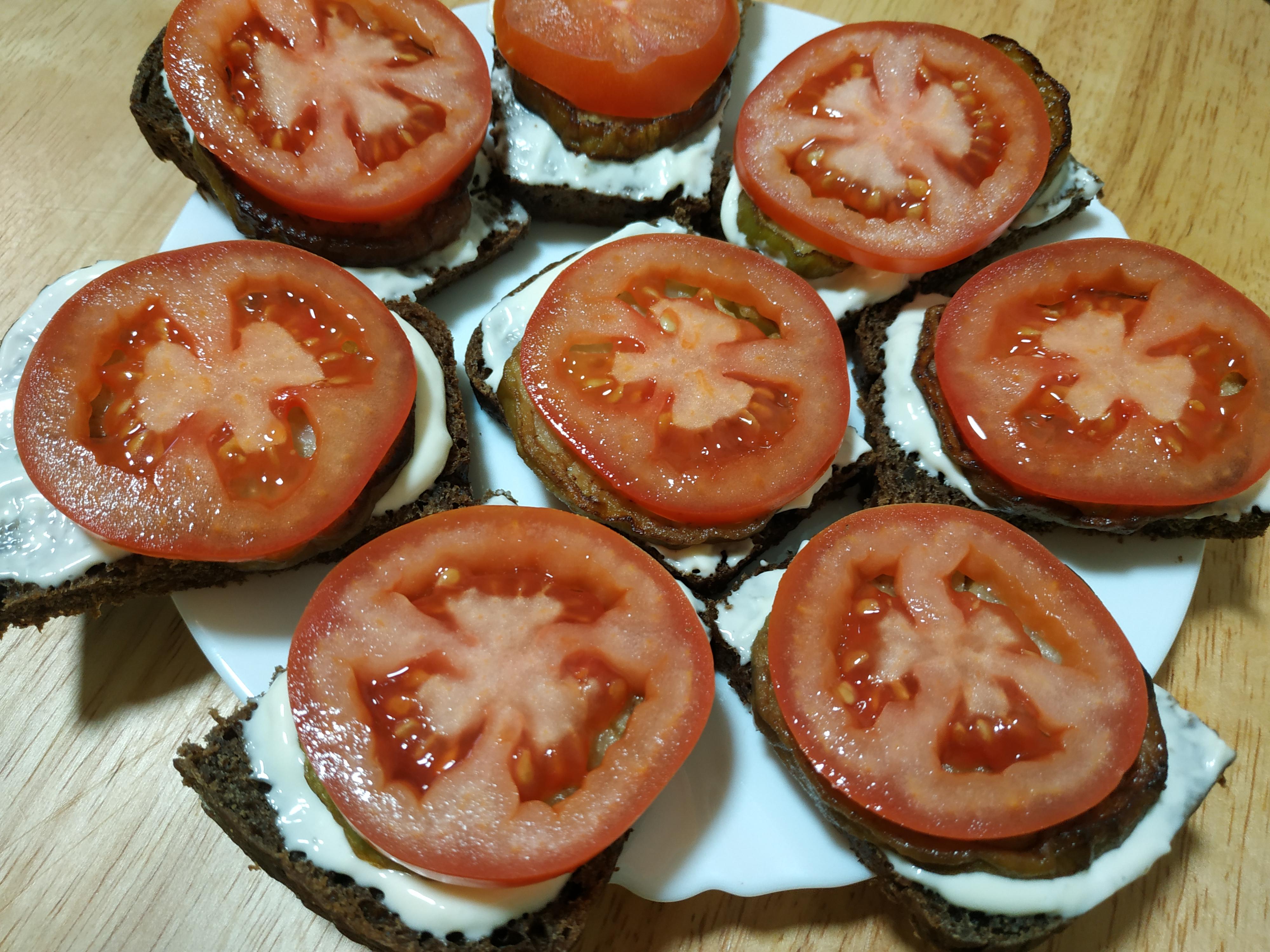 Бутерброди з баклажаном і помідором