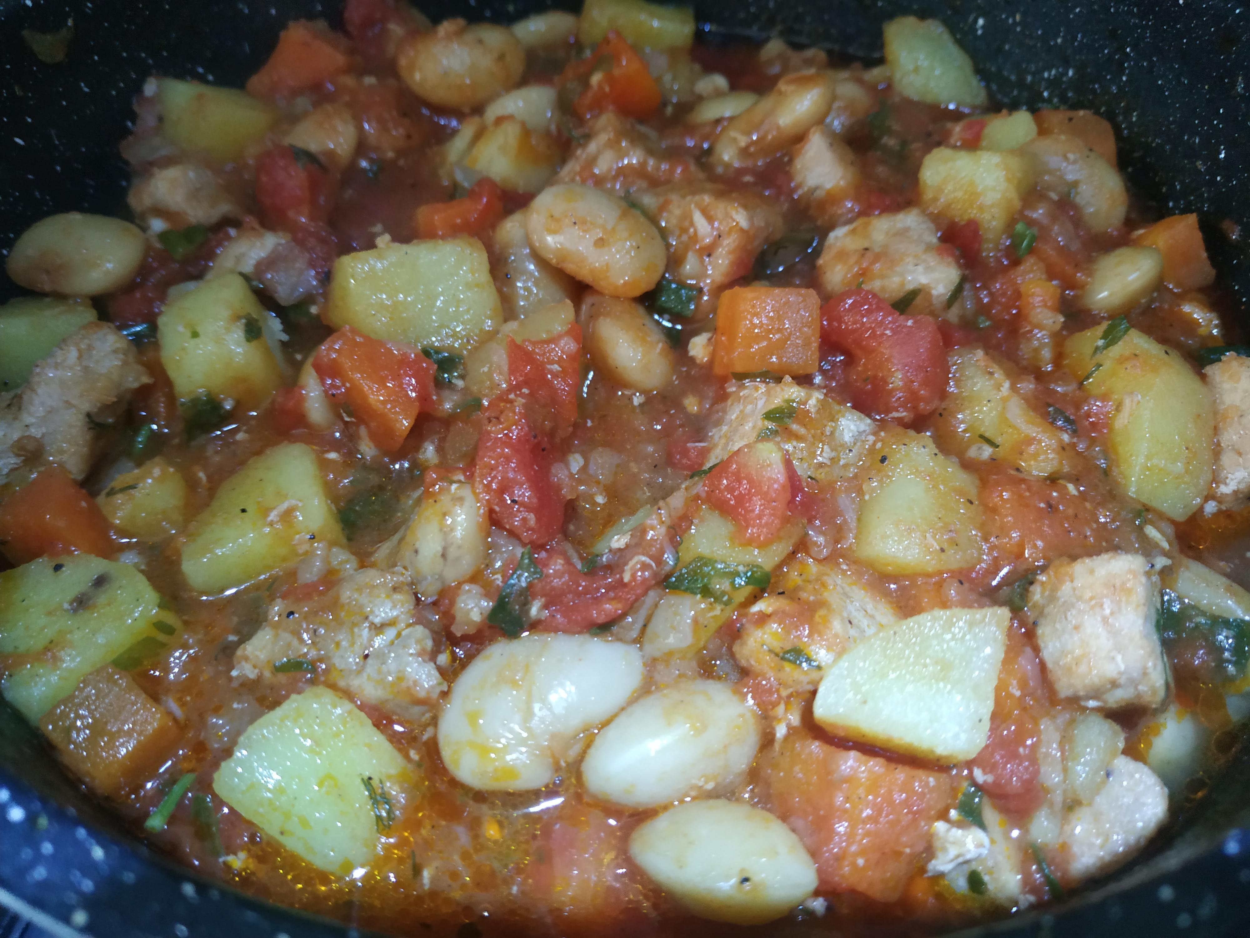 Гуляш з квасолею