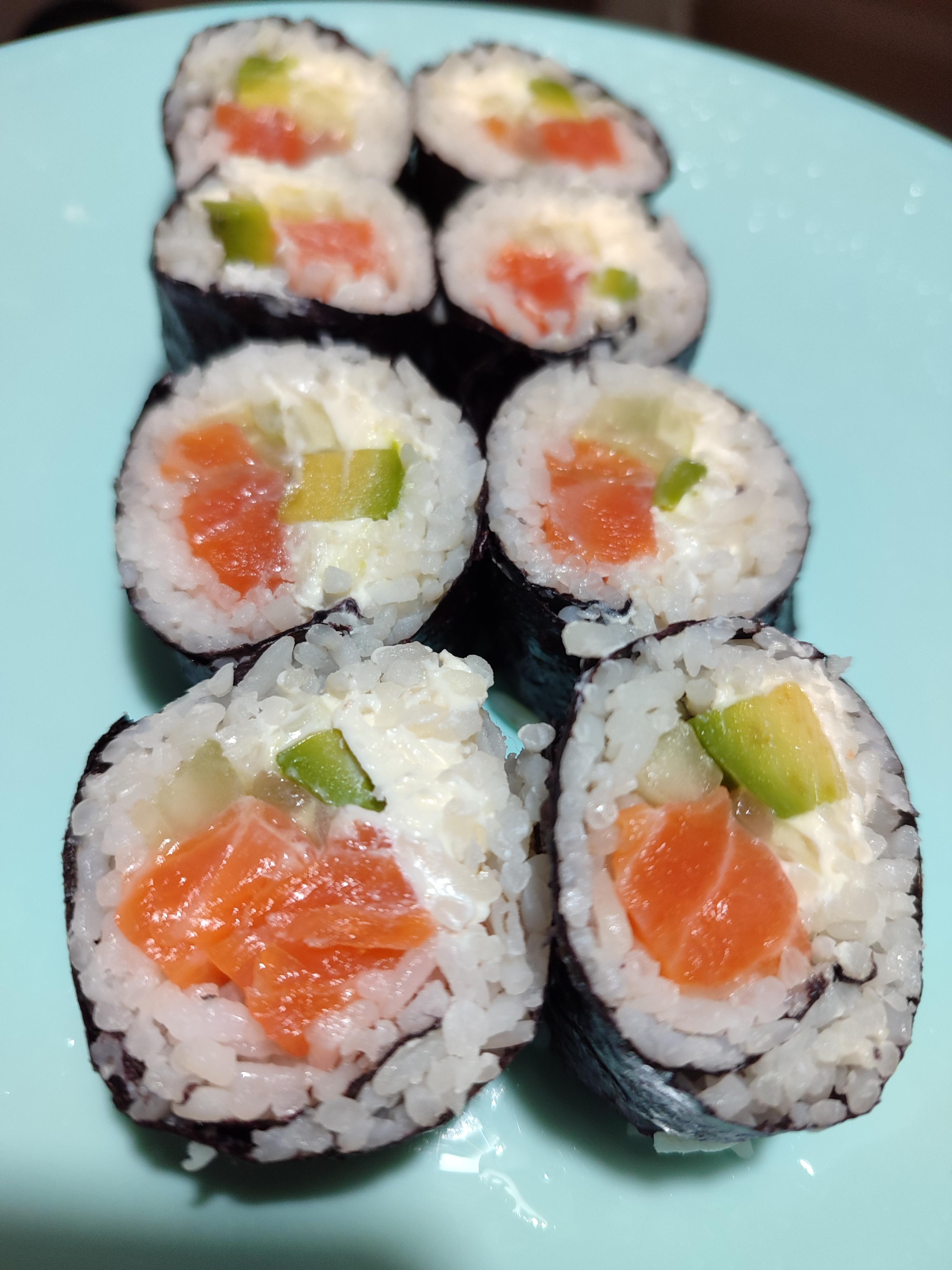 Макі рол з лососем