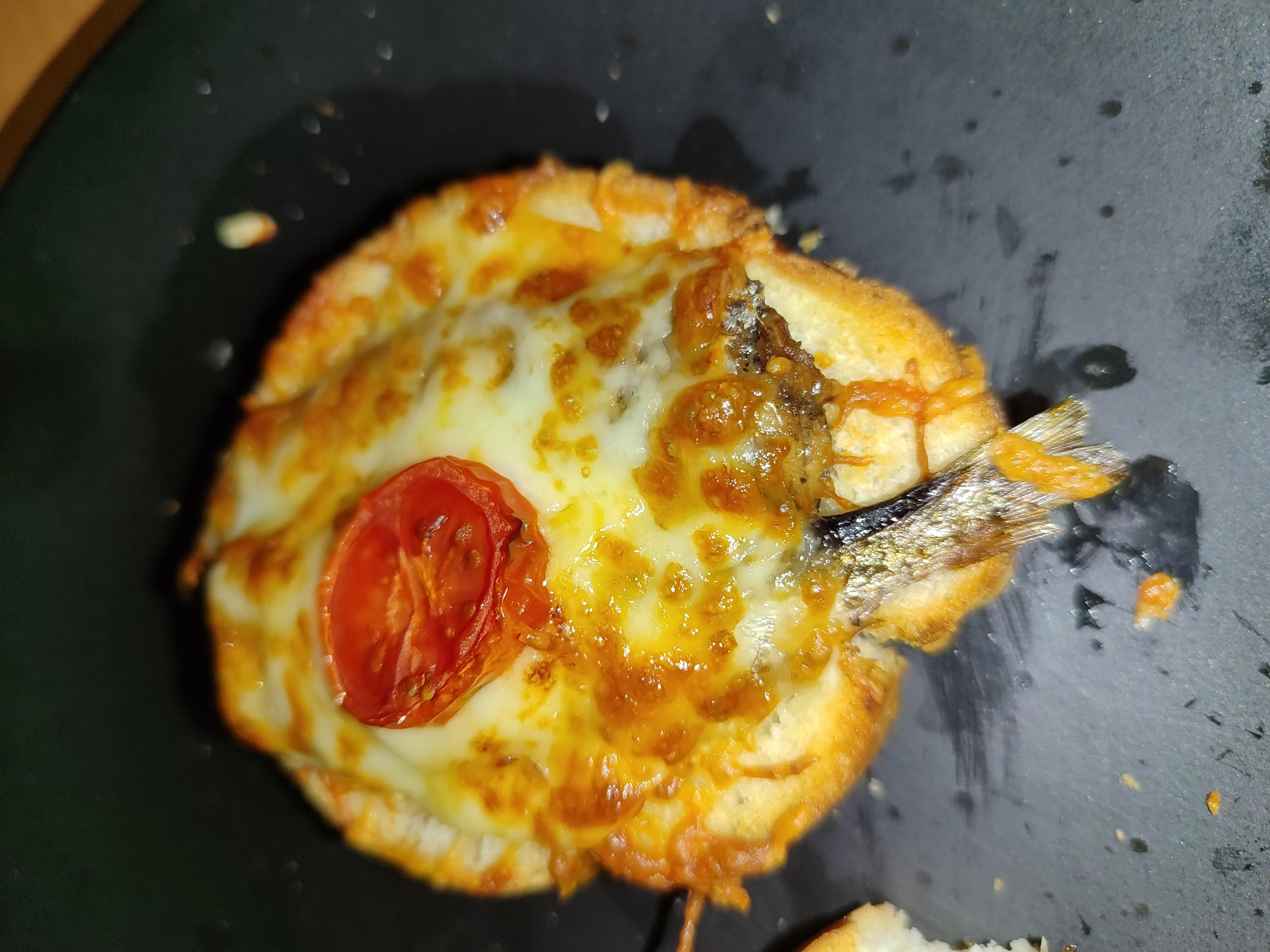 Гарячі бутерброди зі шпротами в аерогрилі