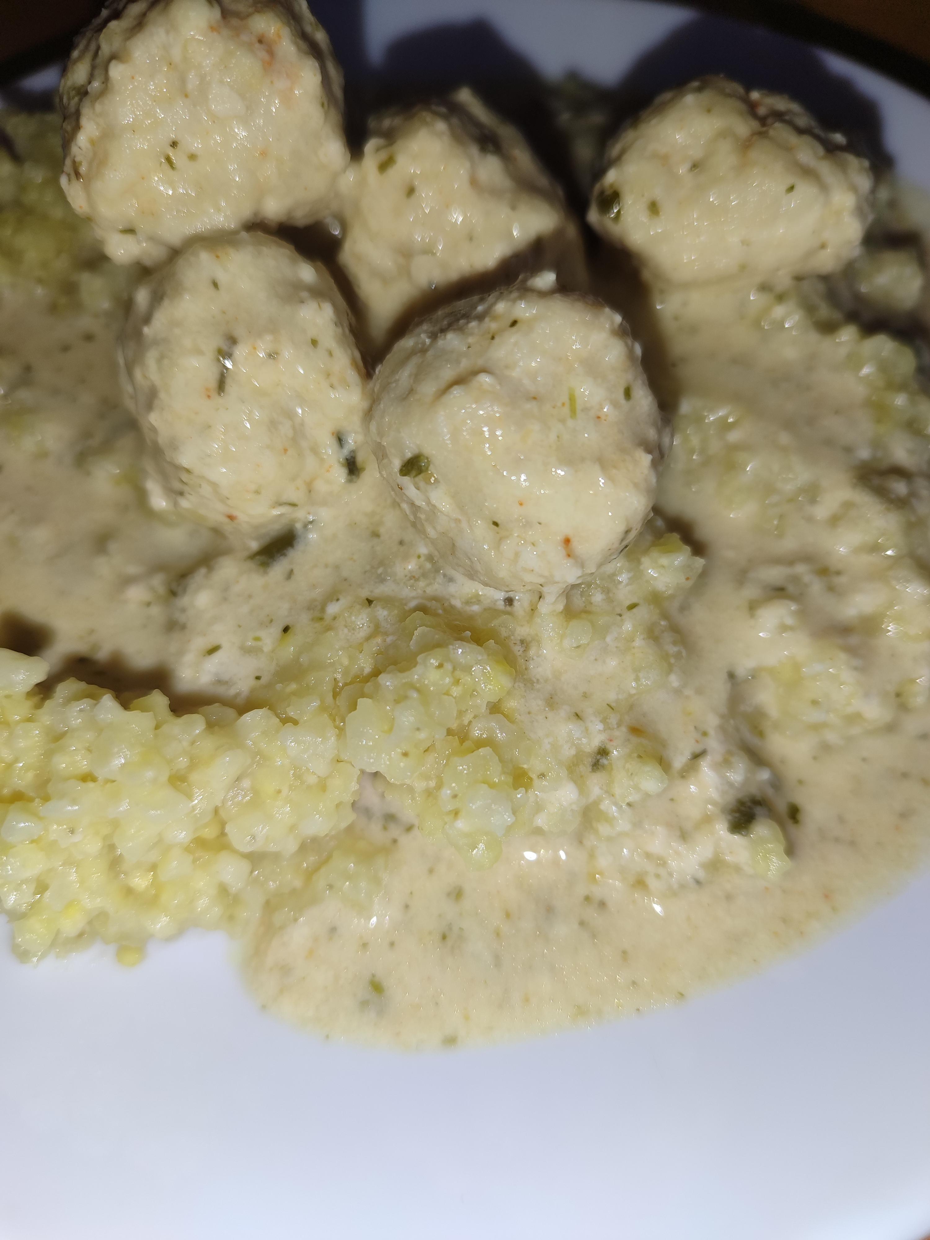 Тефтелі у вершковому соусі с пармезаном