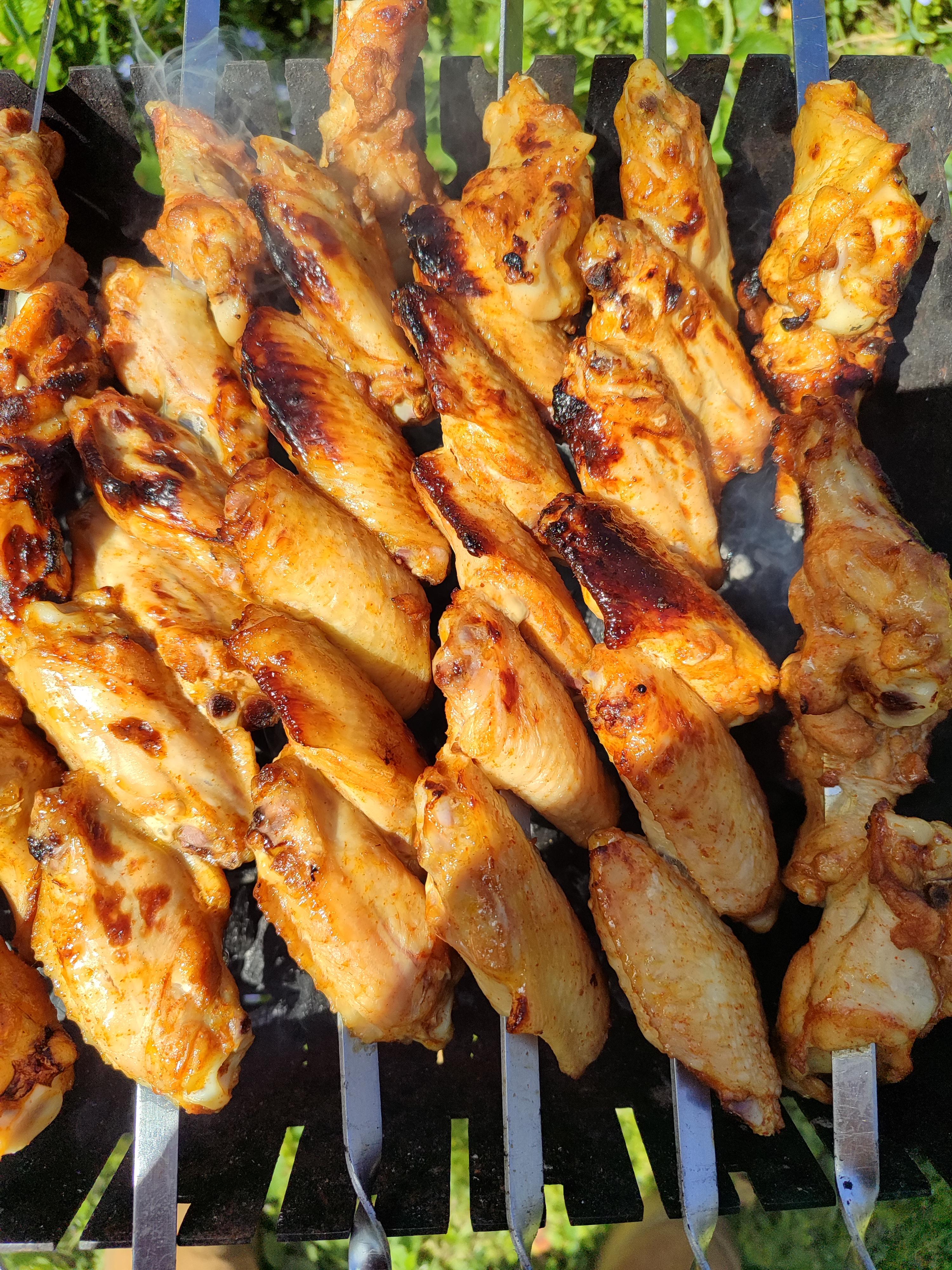 Крильця на мангалі