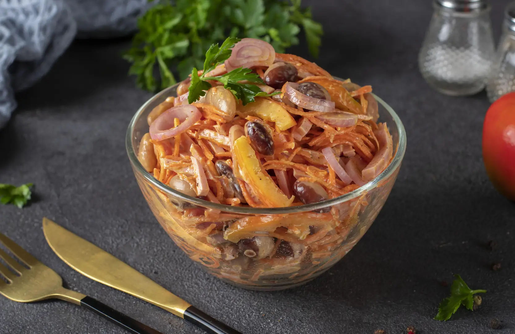 Салат з квасолею, ковбасою і морквою по-корейськи