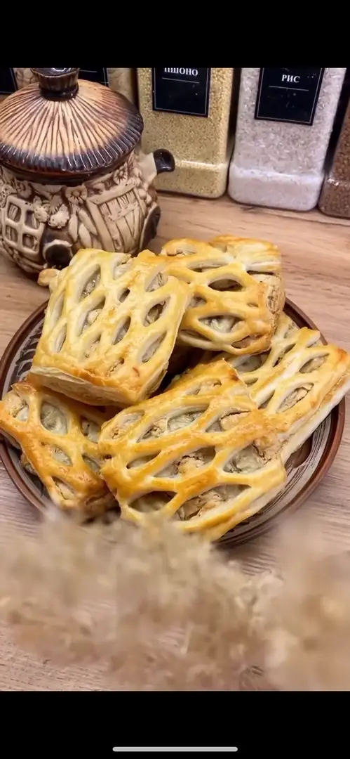 Слойки з бананом та арахісовою постою😋