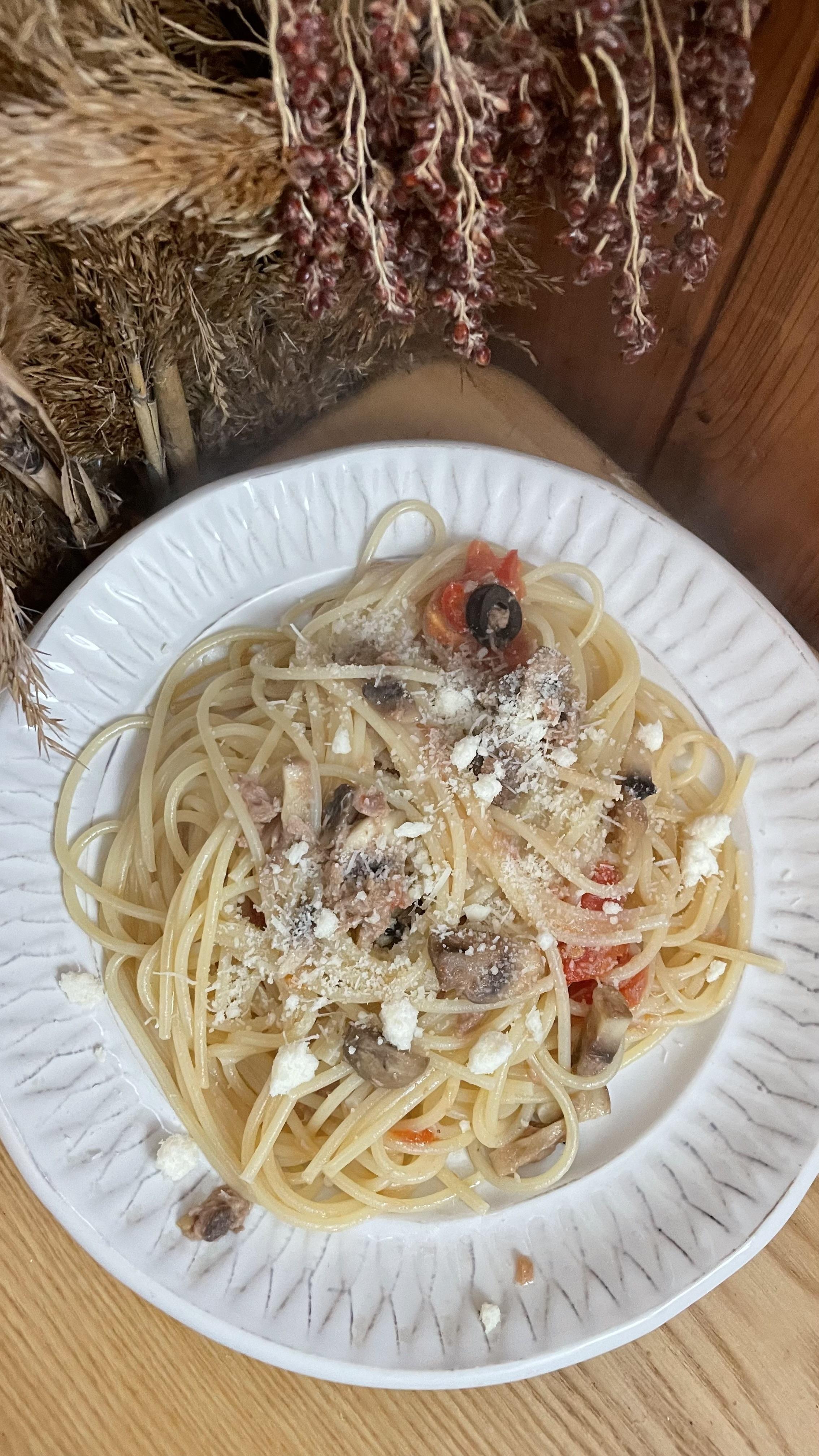 Паста з тунцем та грибами