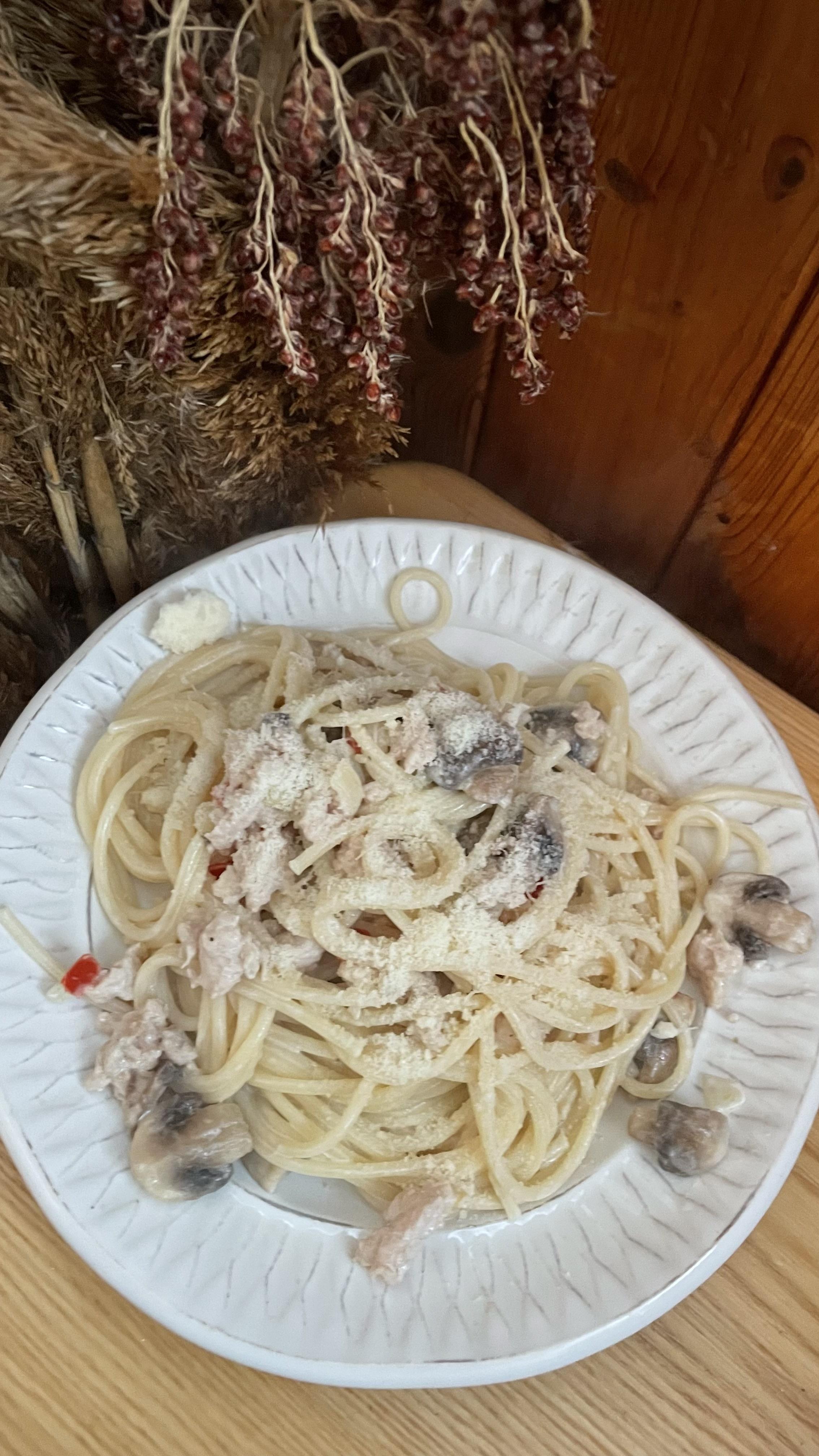 Паста з куркою та грибами в вершковому соусі