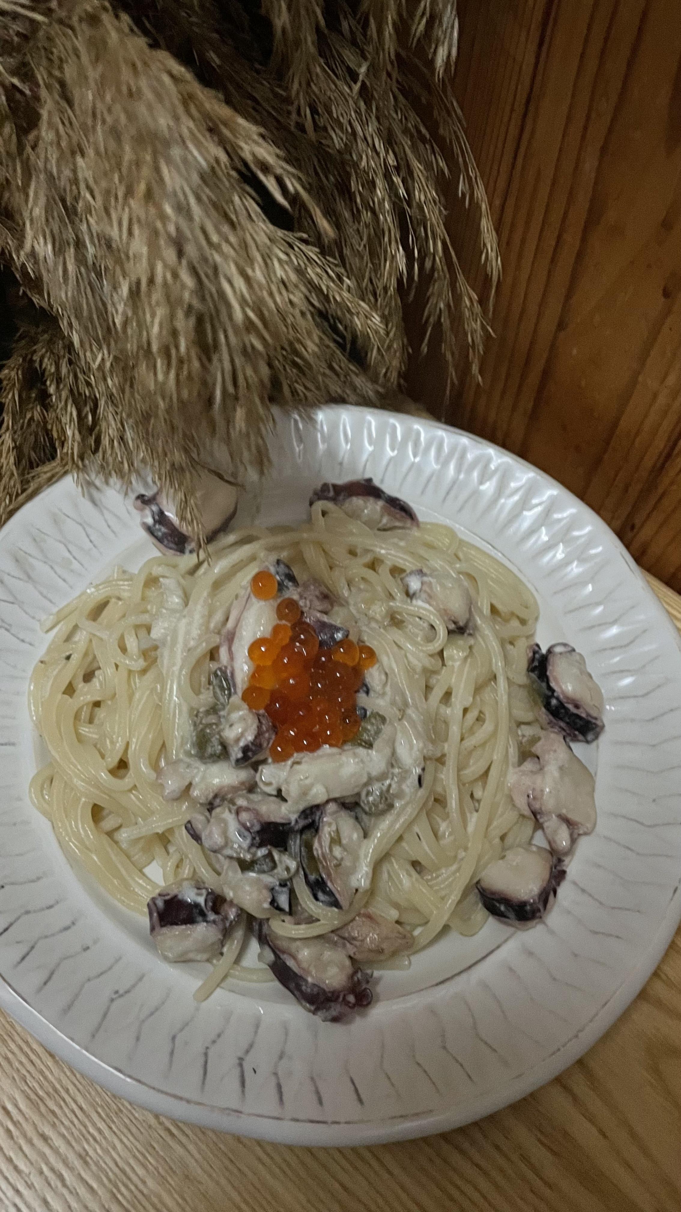 Паста з кальмарами та червоною ікрою