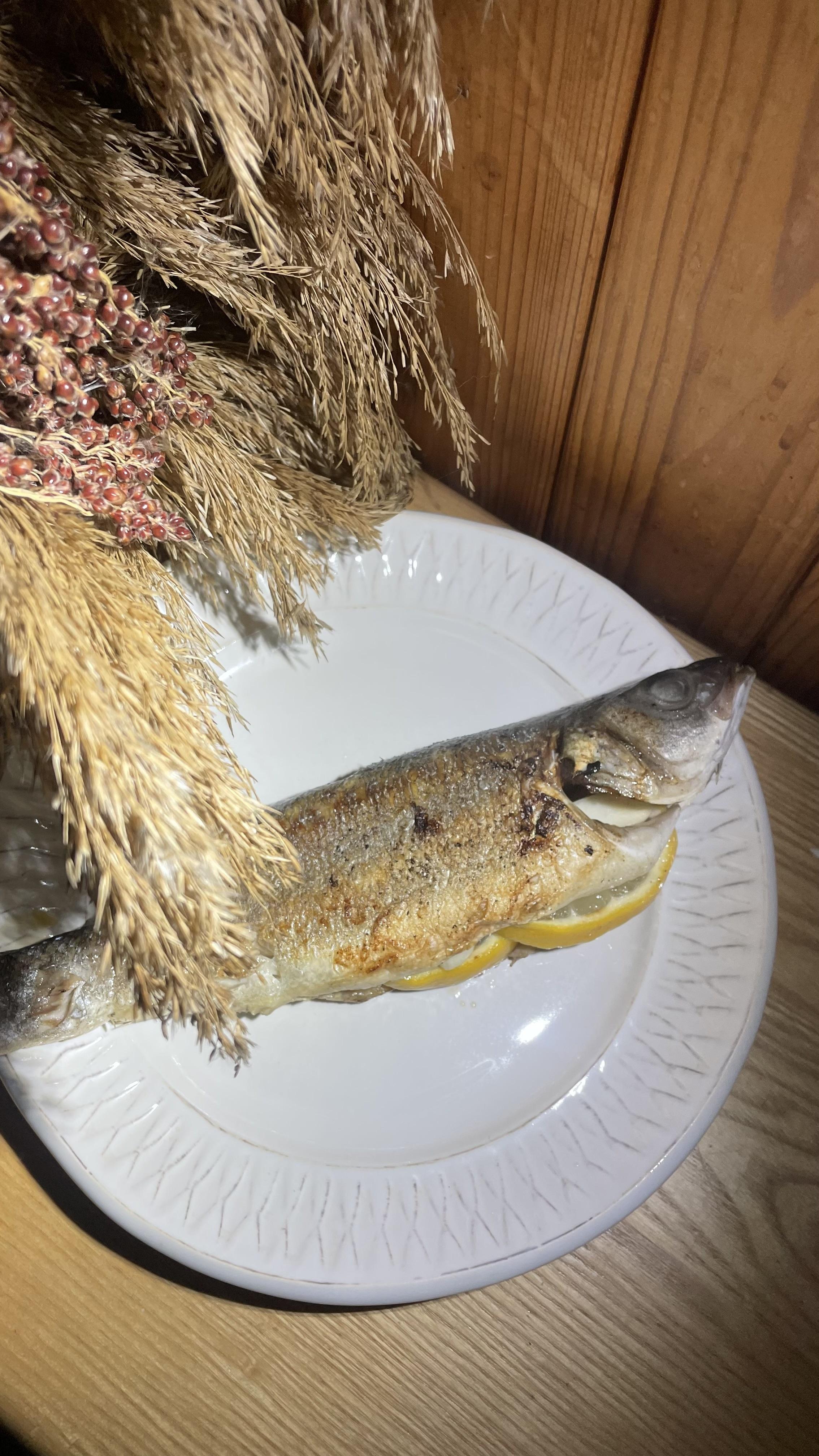 Смажений сібас з лимоном, часником і розмарином