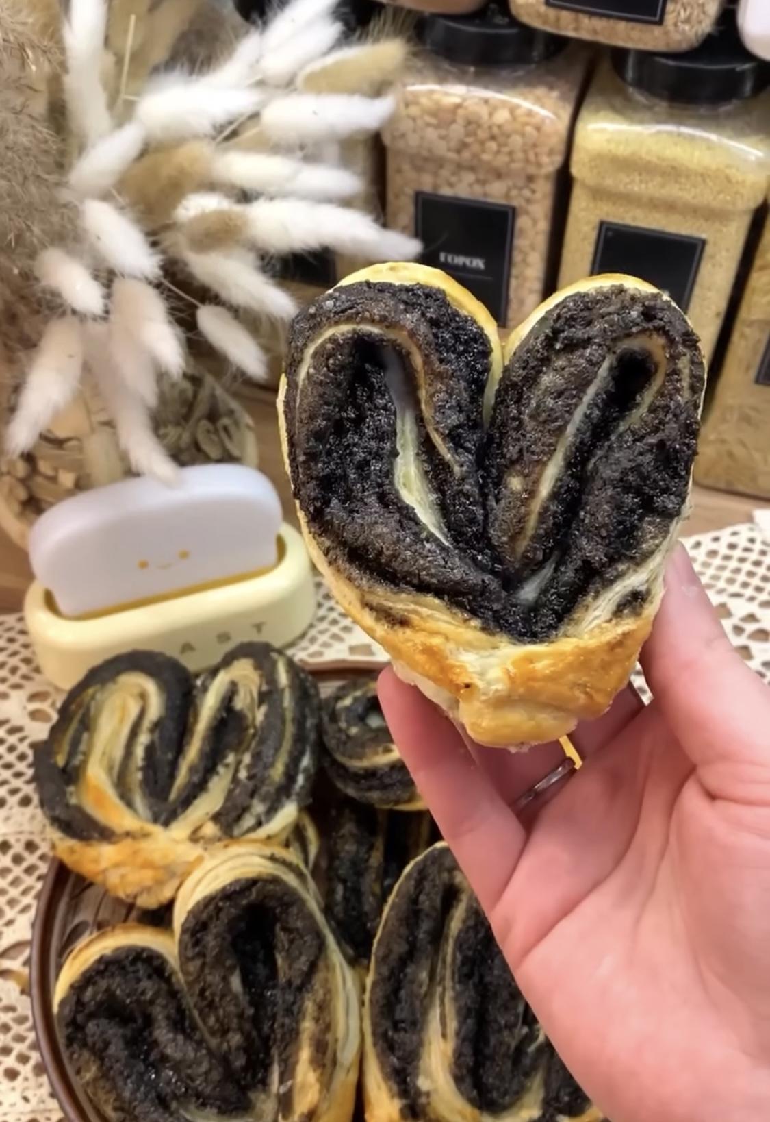 Сердчека з маком з листкового тіста😋