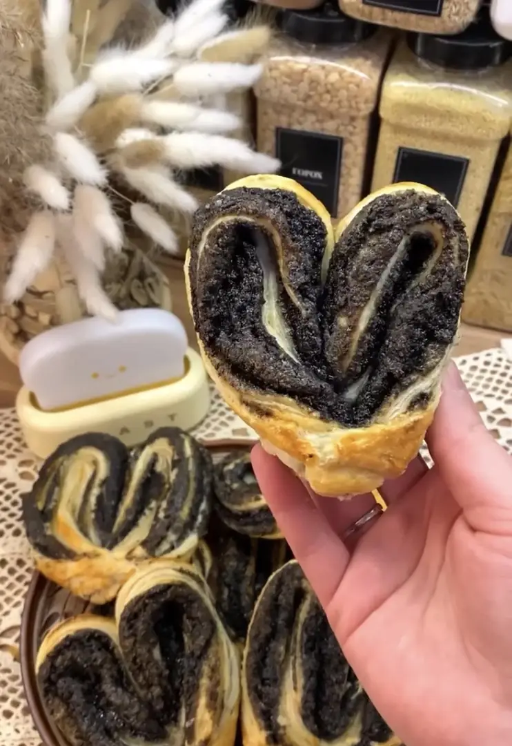 Сердчека з маком з листкового тіста😋