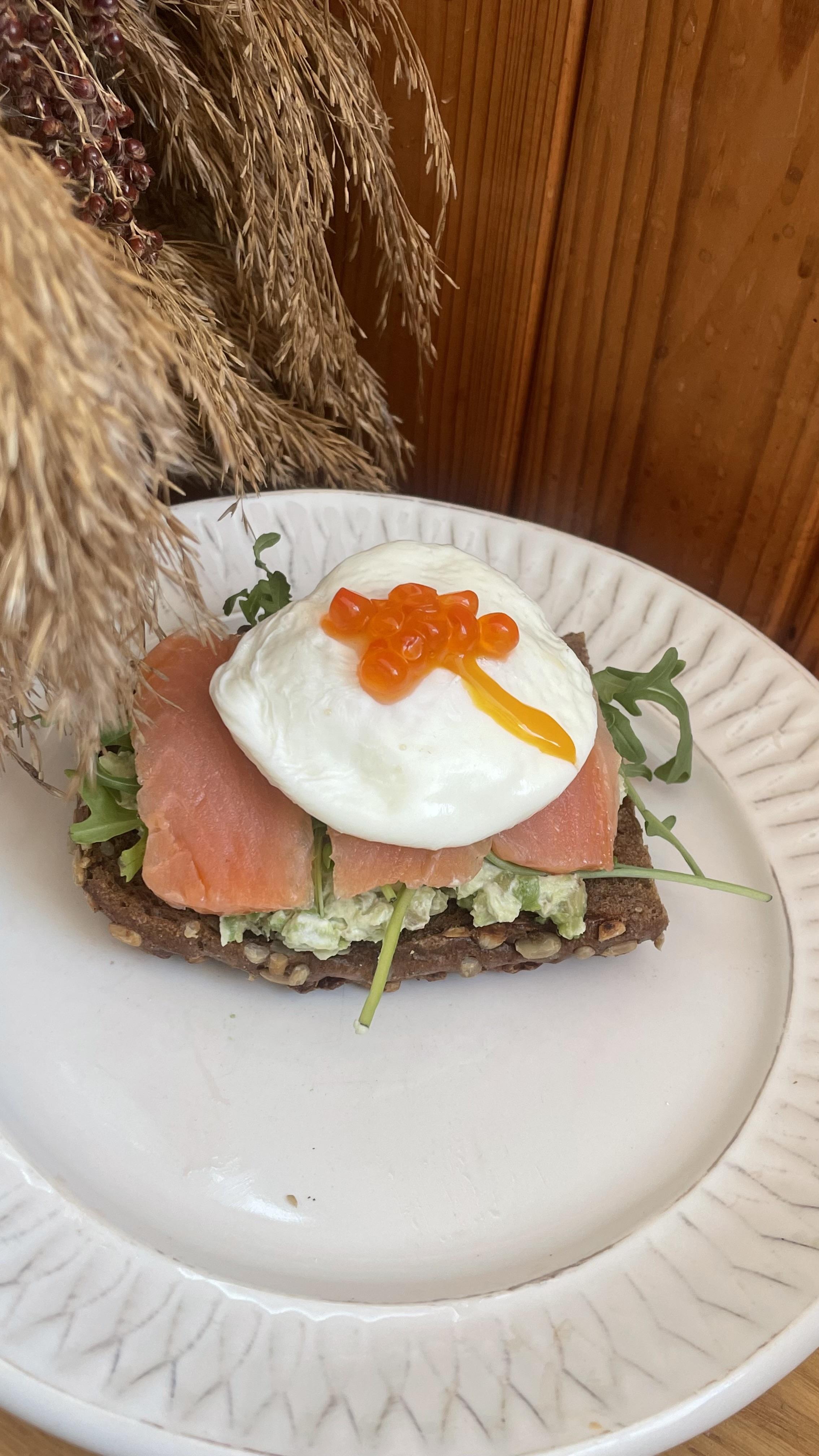 Авокадо тост з лососем