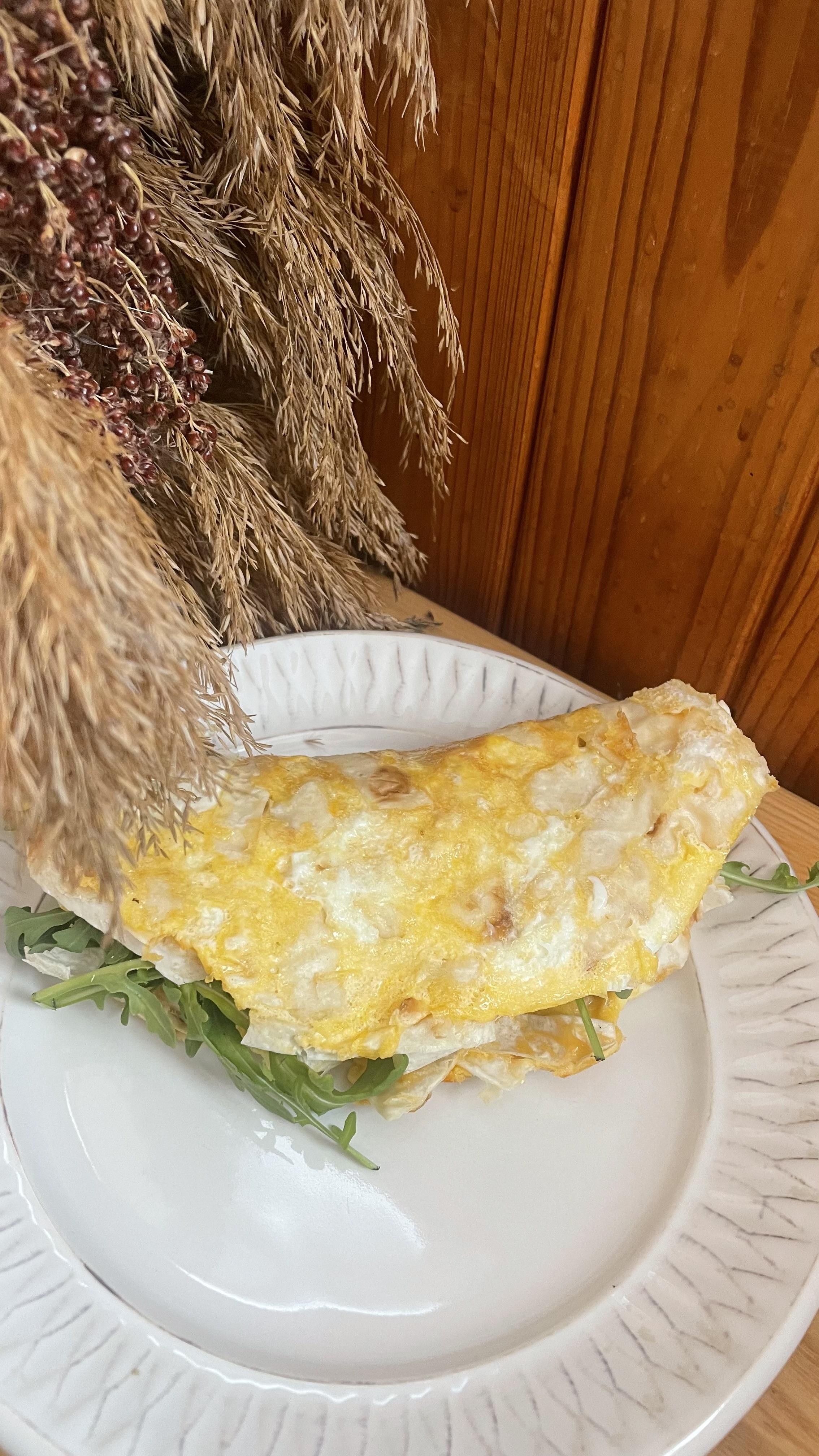 Сніданок з лавашем та тунцем