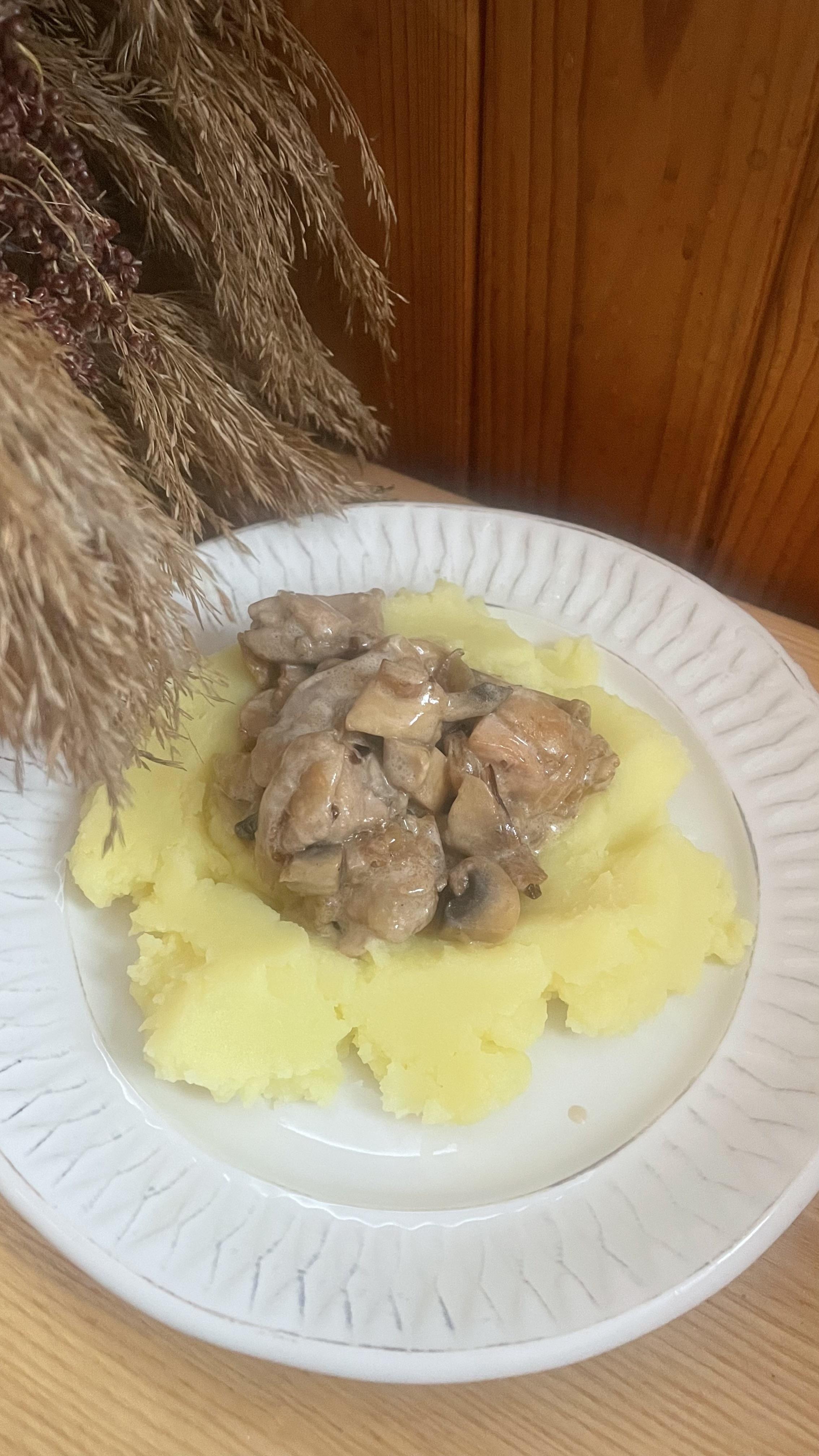 Курка з грибами в  сметанному соусі