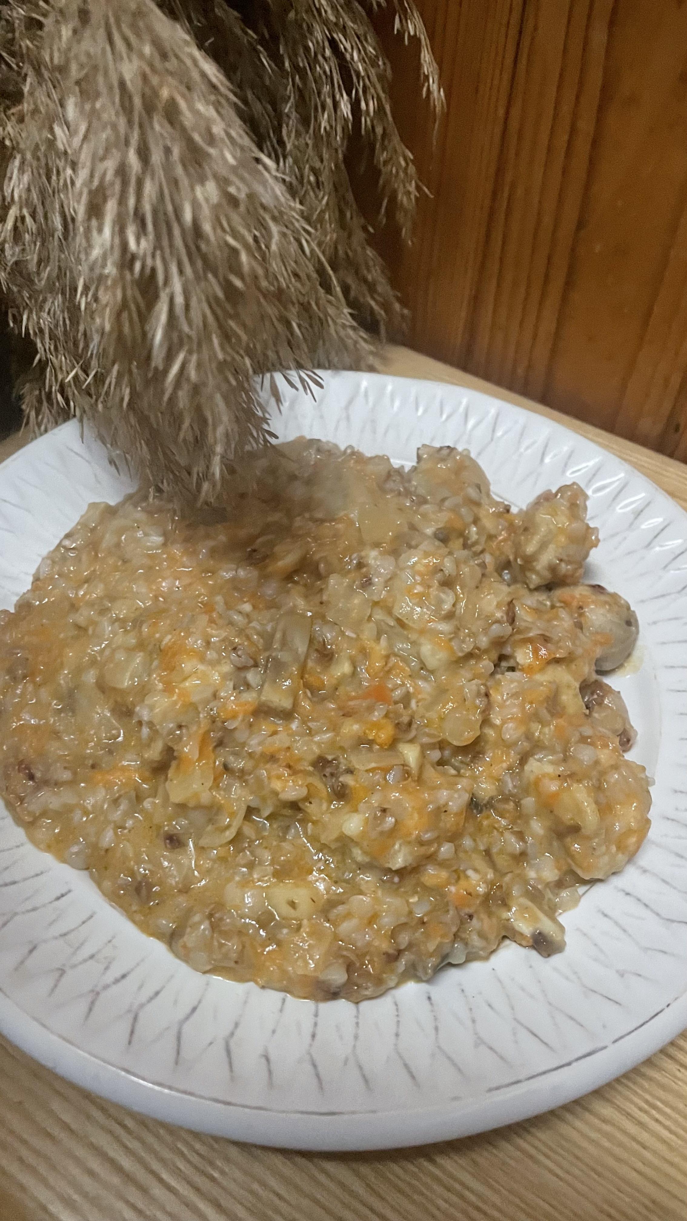 Гречка з куркою в томатно-сирному соусі