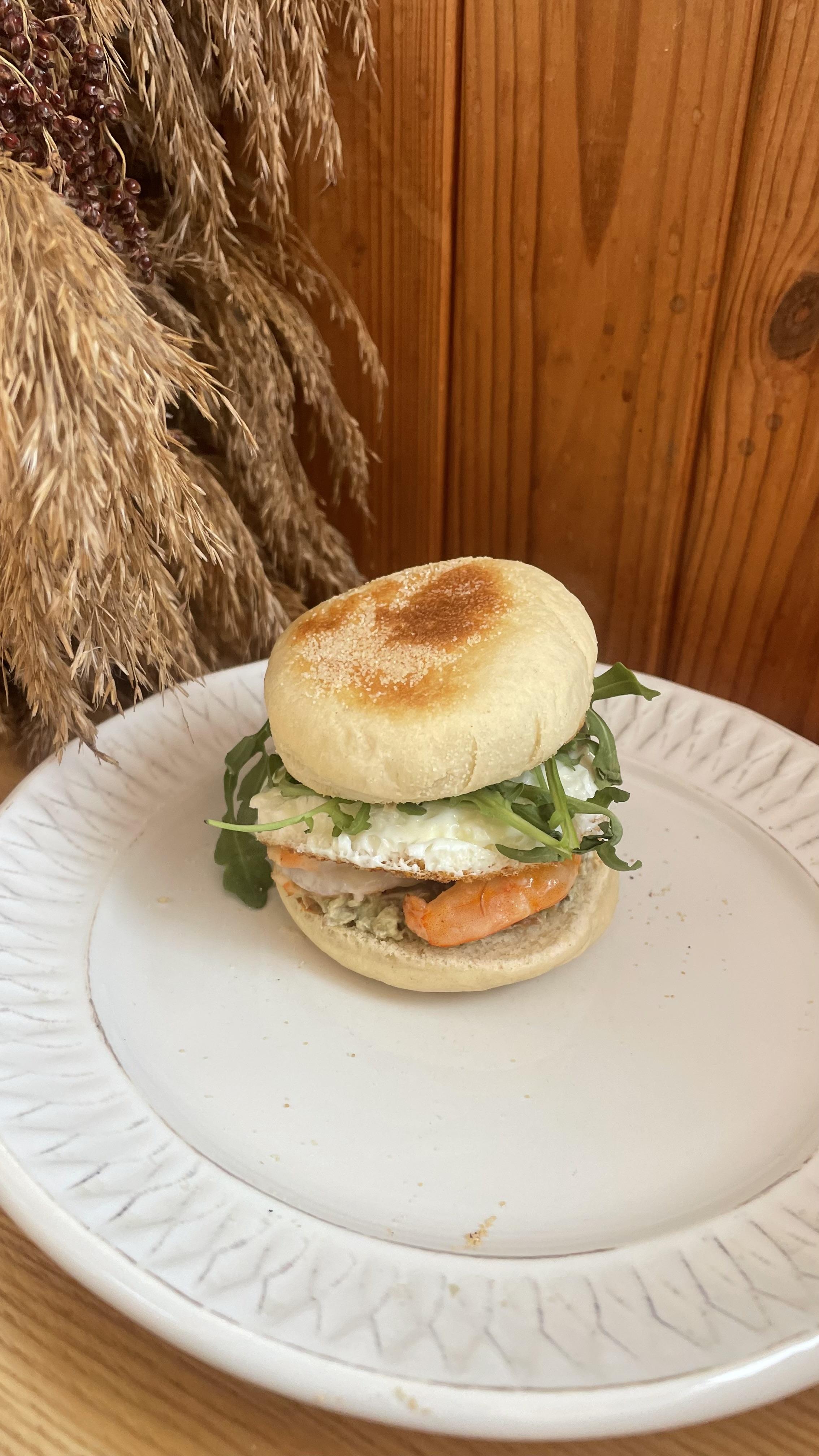 Мафін з креветками та яйцем