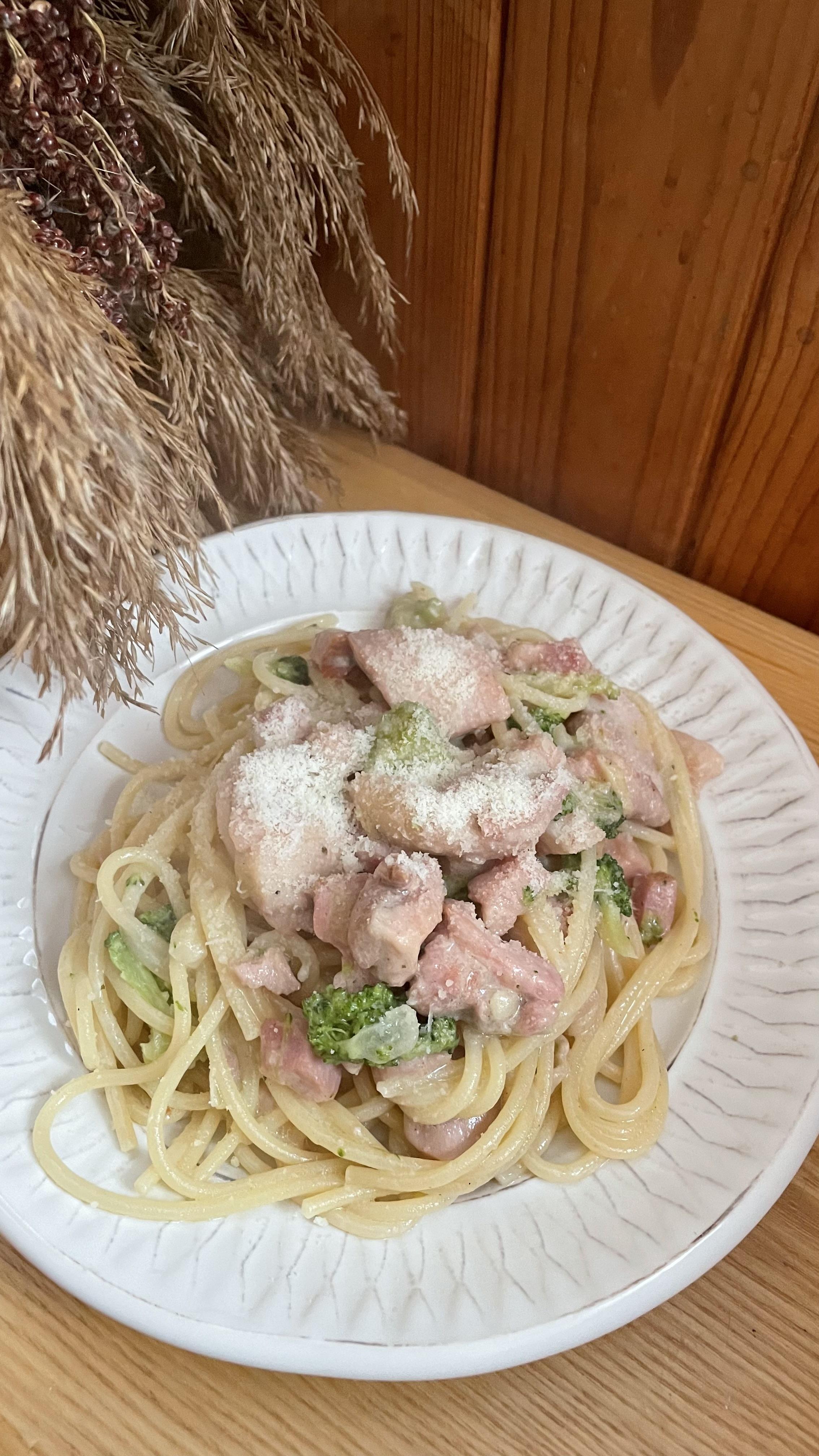 Паста з куркою та броколі