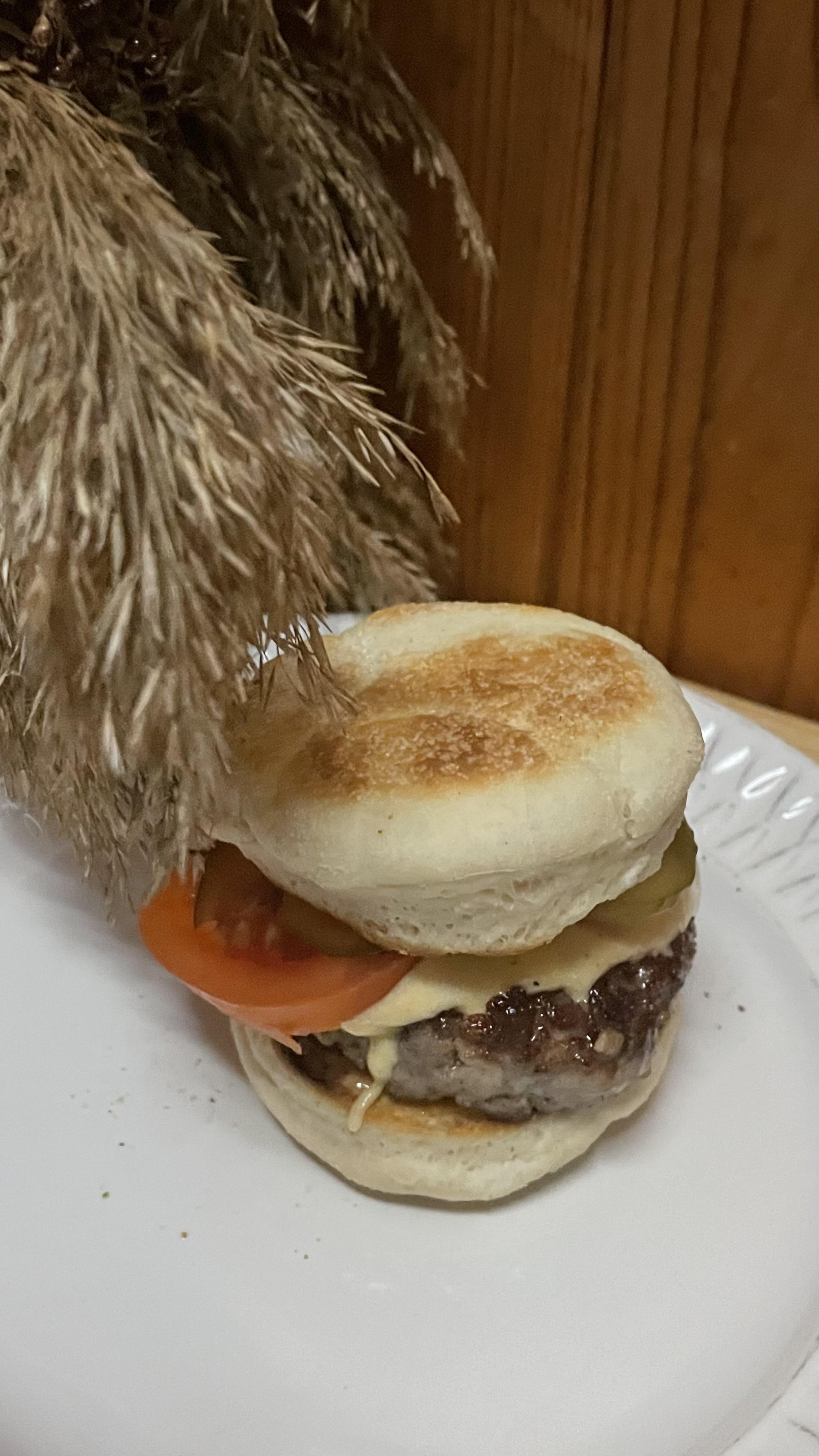 Бургер з сирним соусом