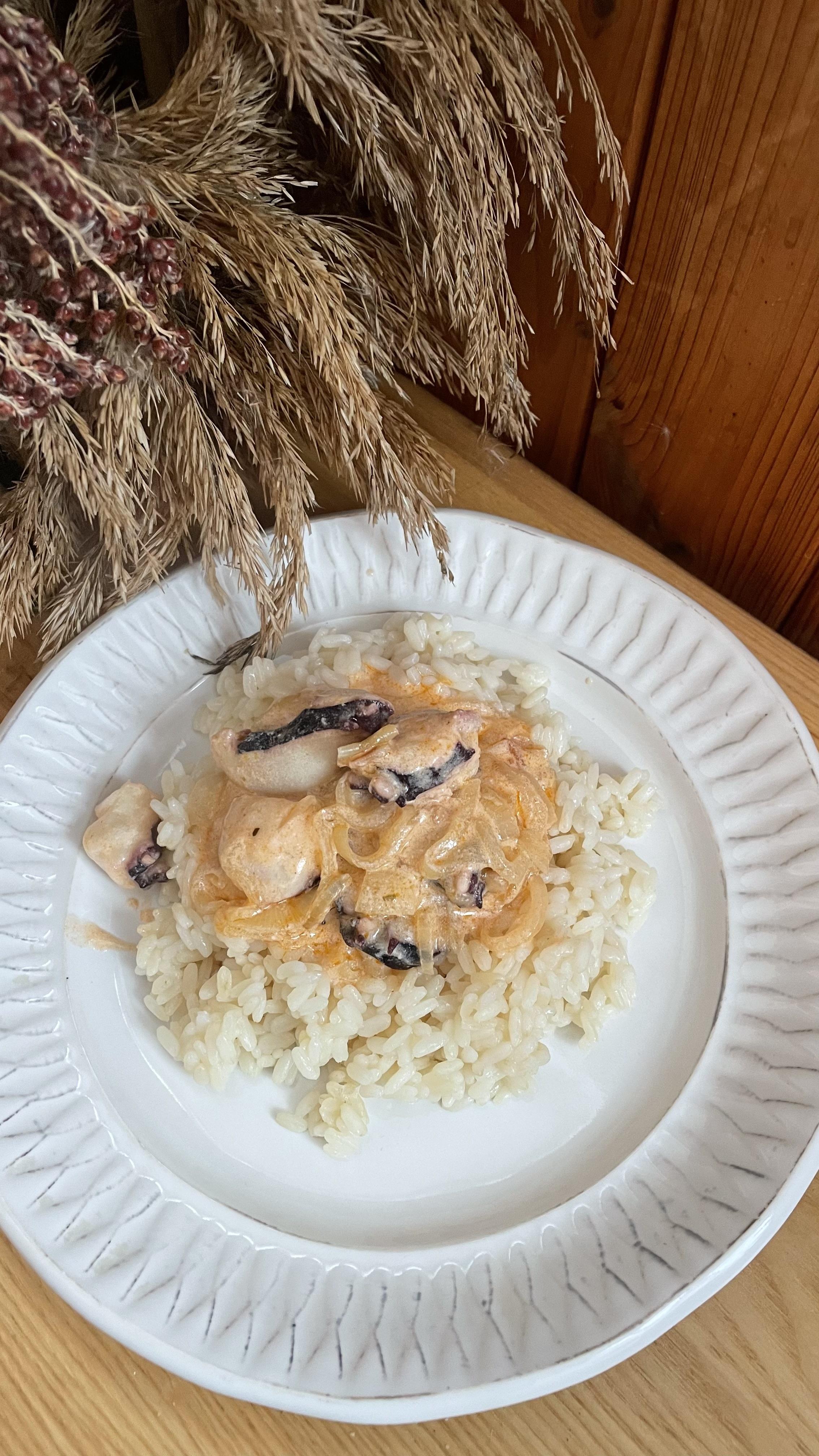 Кальмари в вершково-томатному соусі з рисом та карамалізованою цибулею