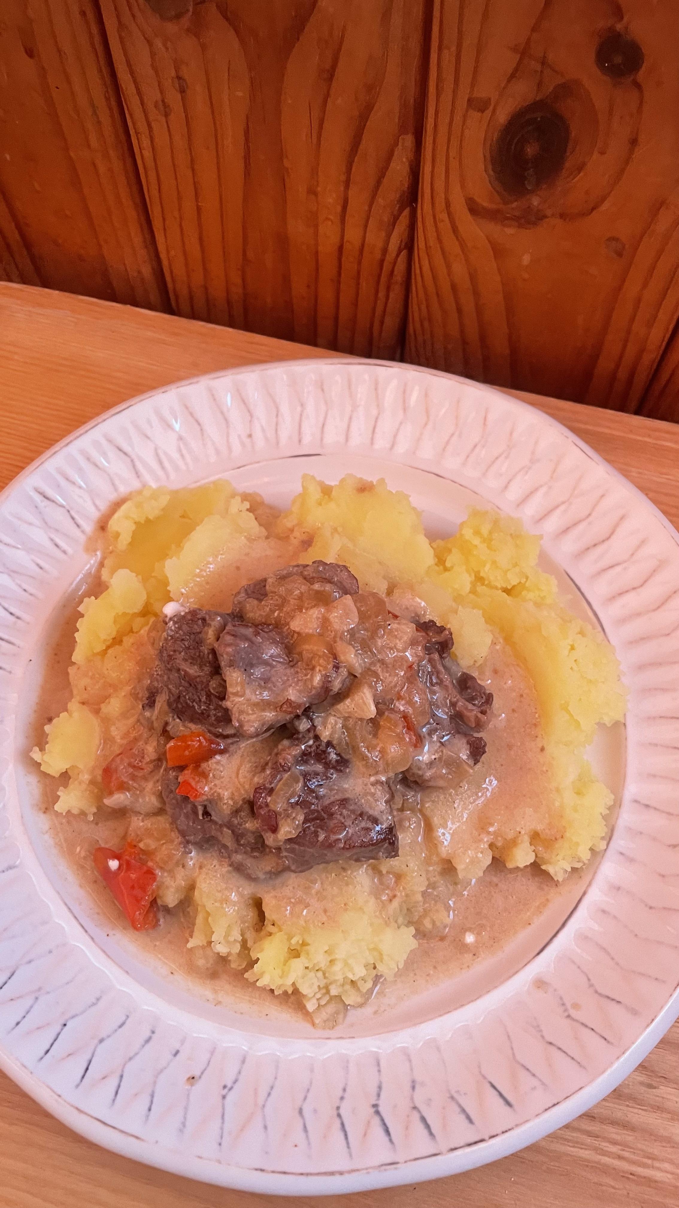 Тушкована яловичина з балгарським перцем