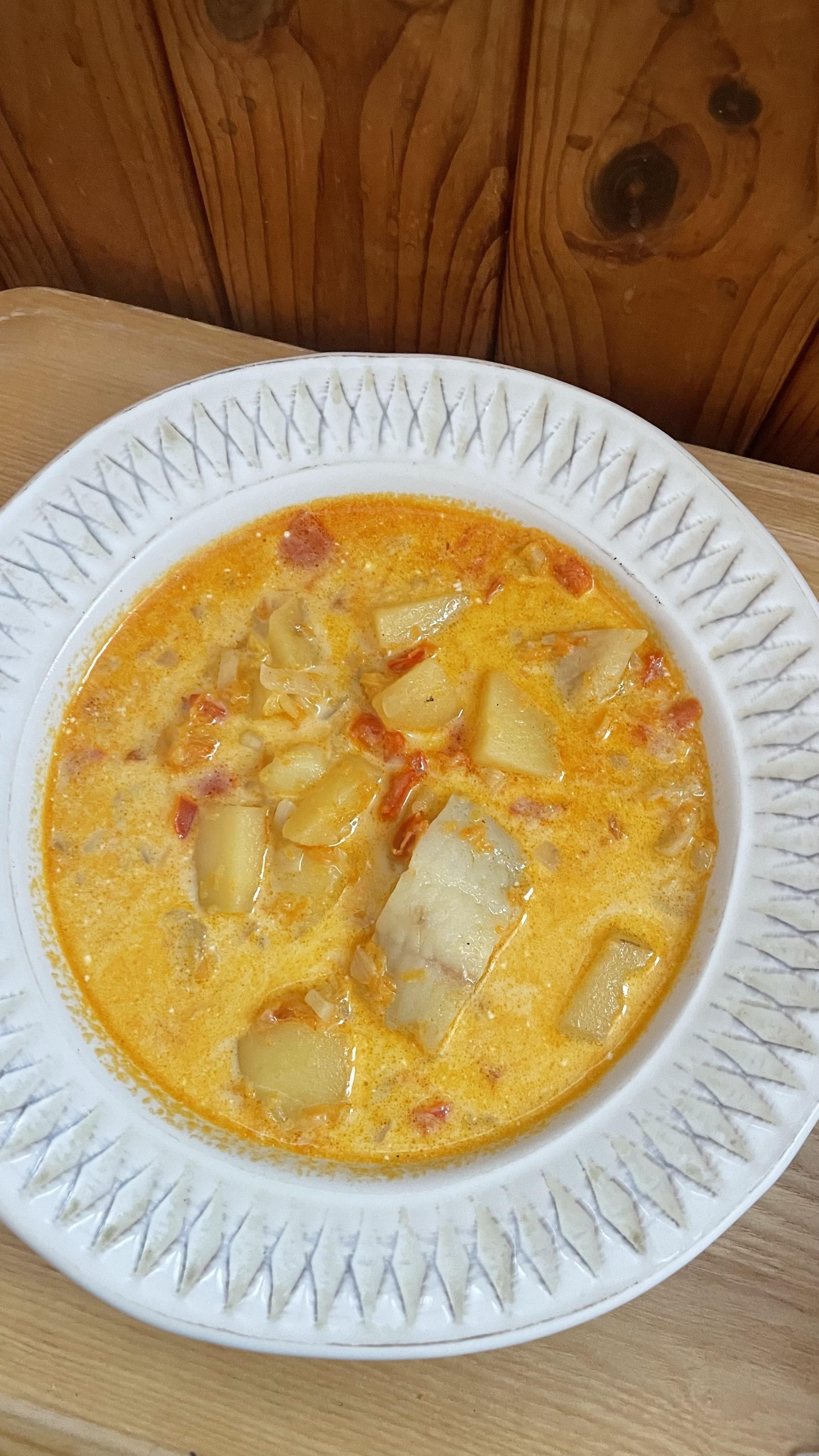 Вершковий суп з овочами та тілапією