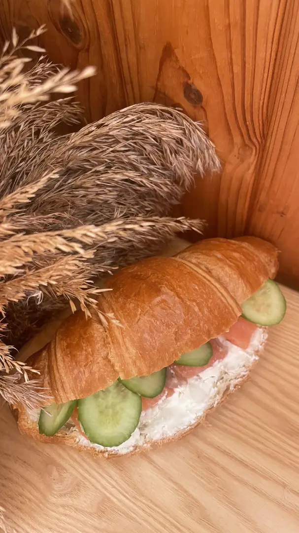 Круасан з лососем