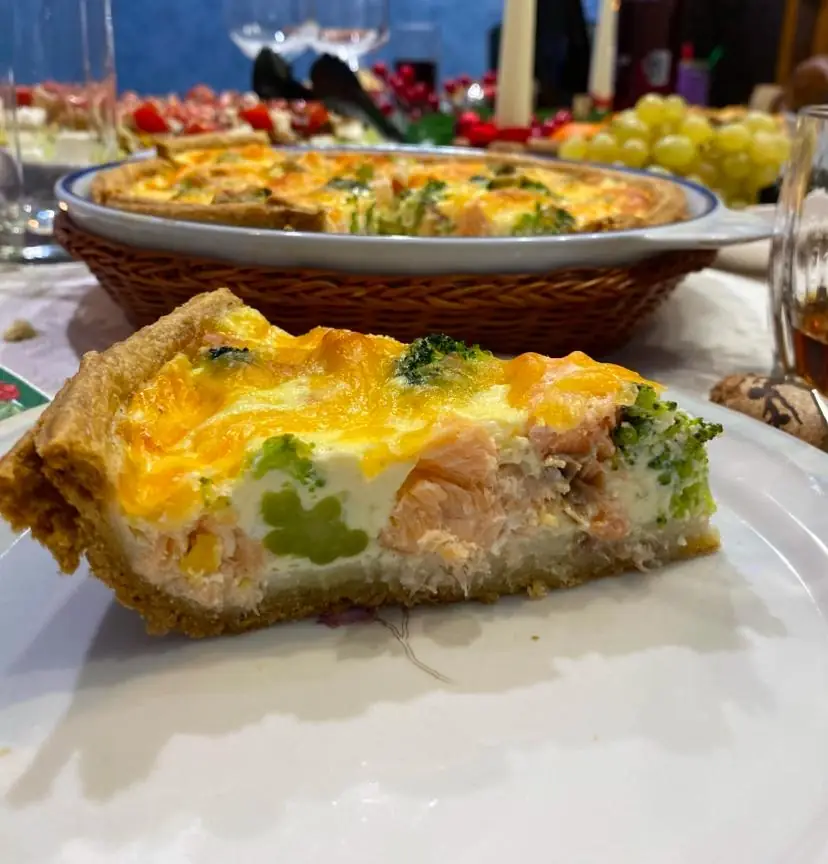 Киш з червоною рибою та броколі