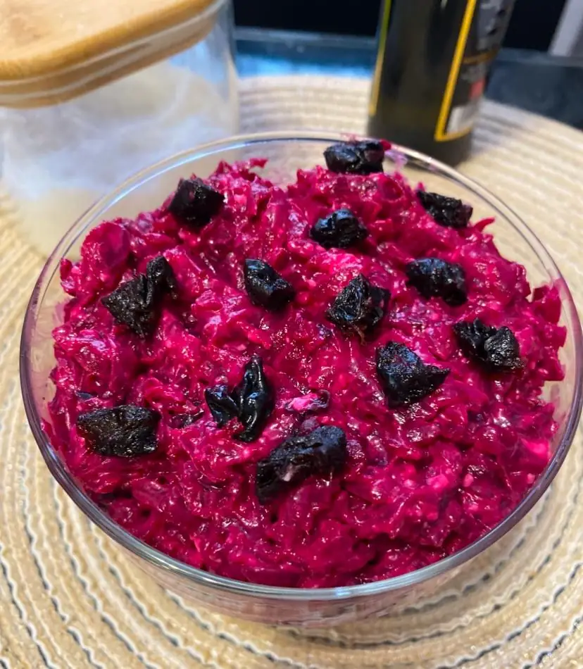 Пікантний салат з буряка з чорносливом