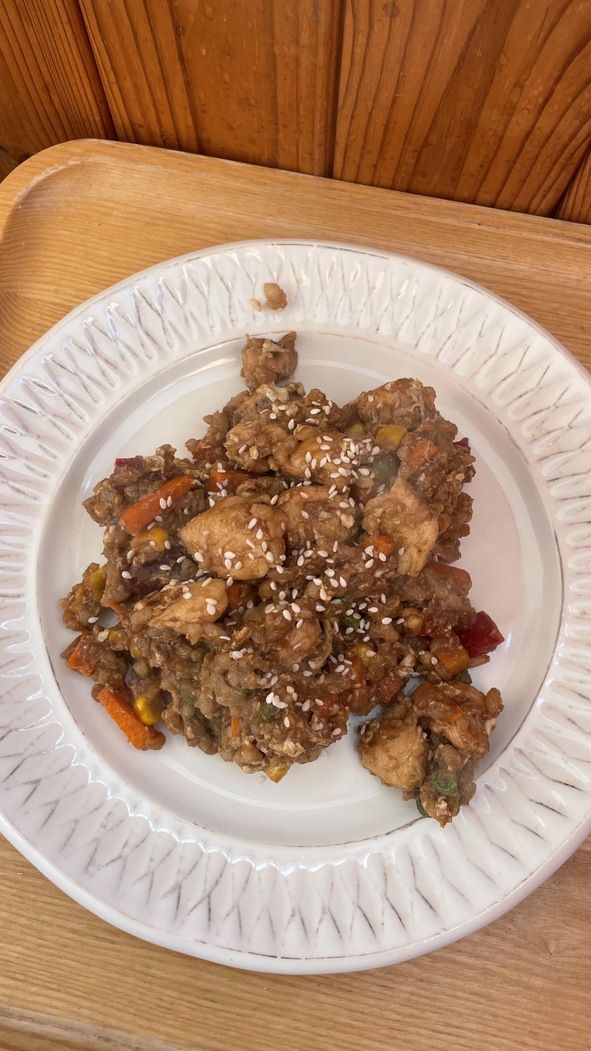 Смажений рис з куркою та мексиканськими овочами