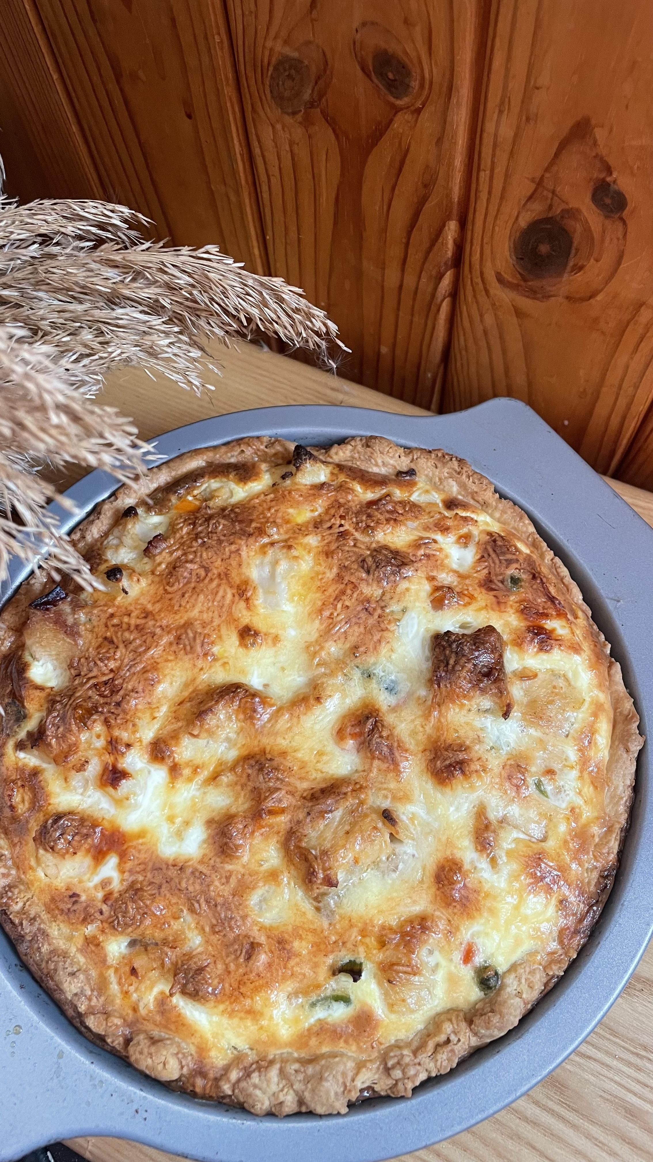 Кіш лорен з лососем та овочами