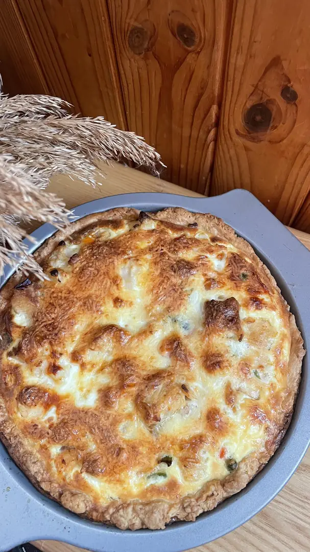 Кіш лорен з лососем та овочами