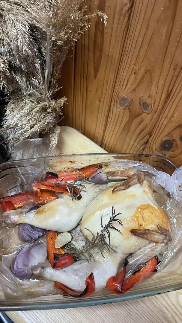 Запечене курча з овочами