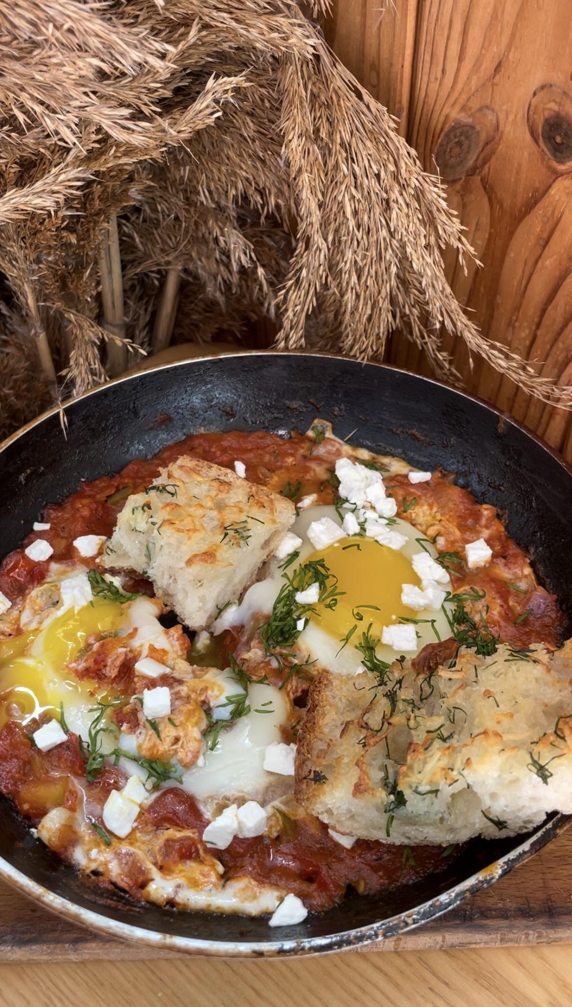 Шакшука з часниковими грінками