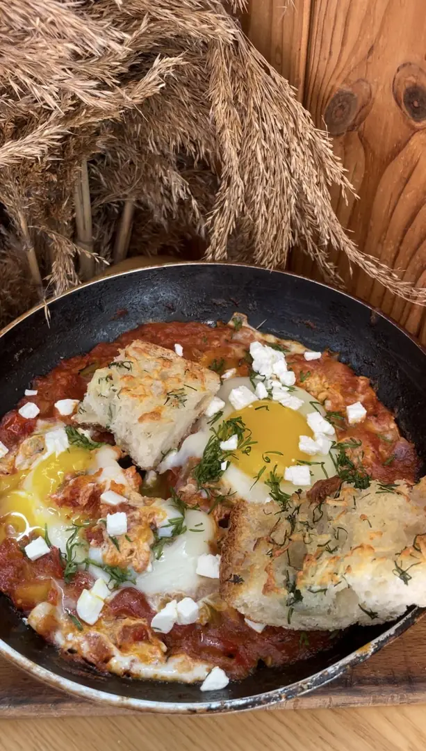 Шакшука з часниковими грінками