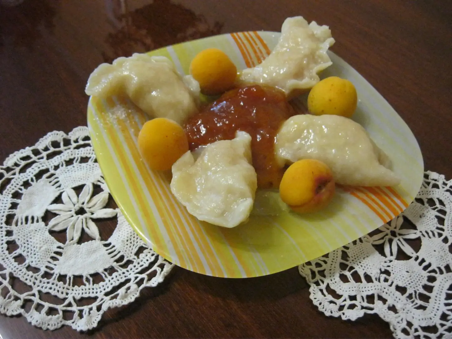 Вареники з абрикосами