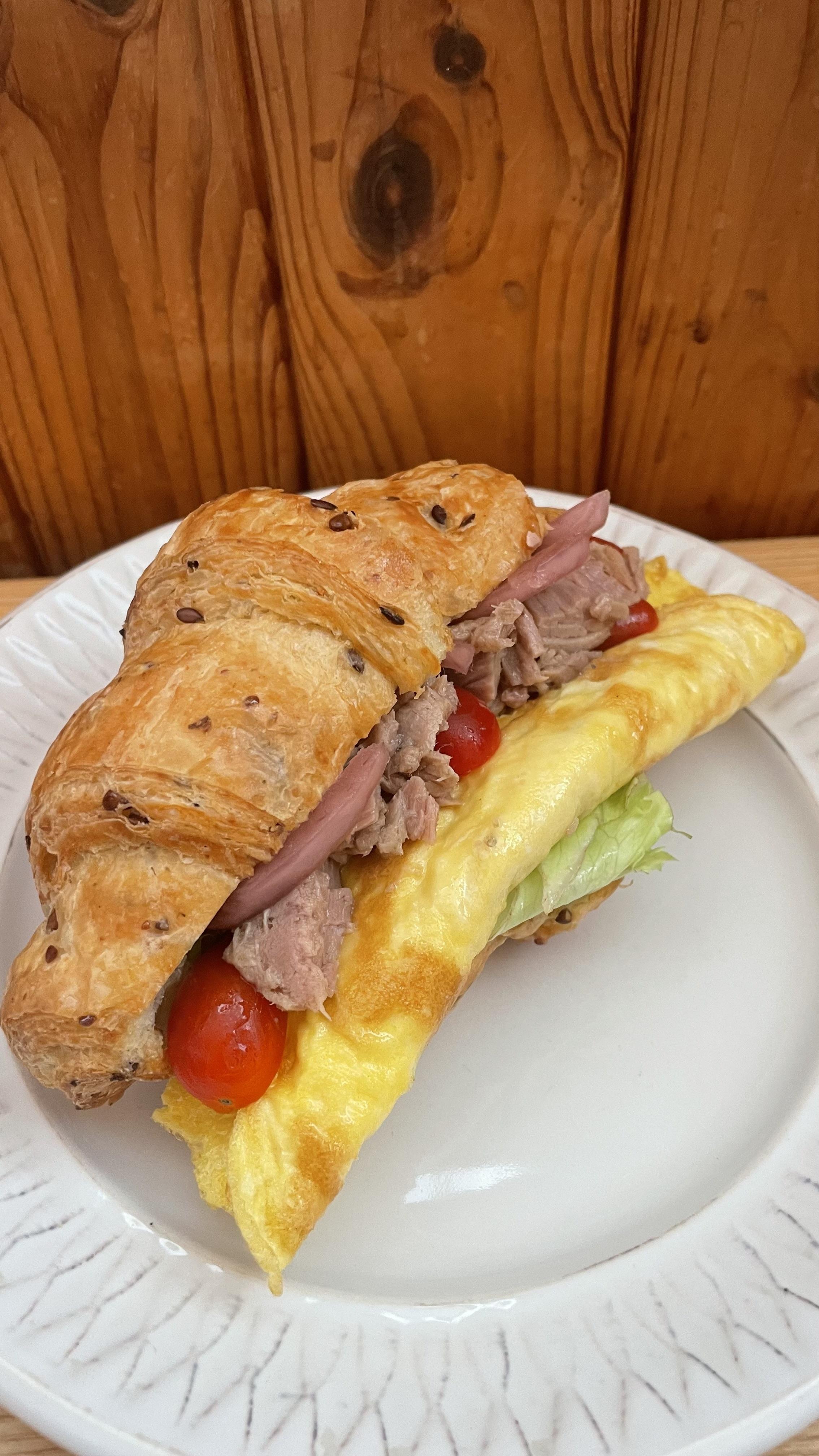 Круасан з тунцем