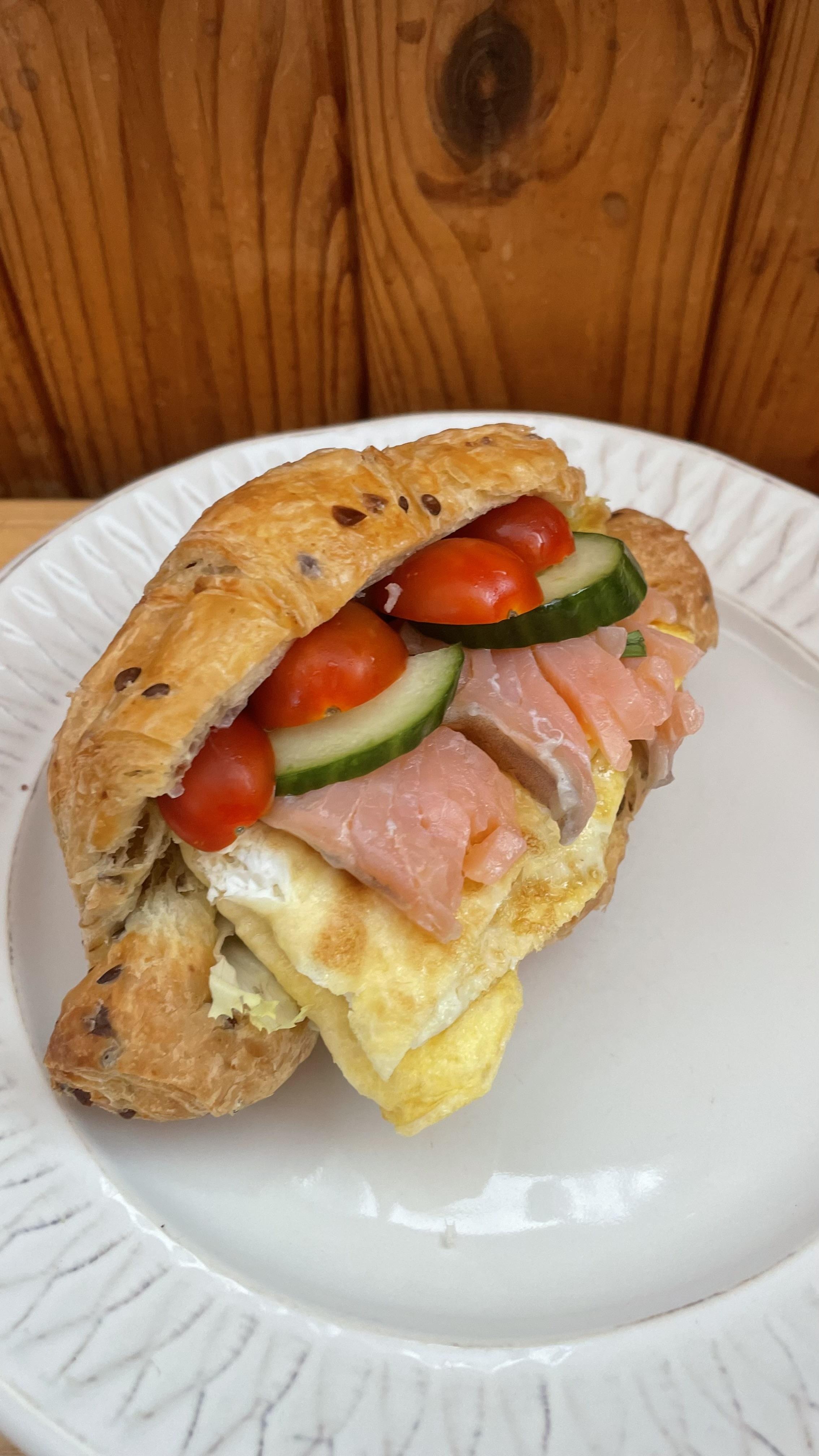 Круасан з лососем