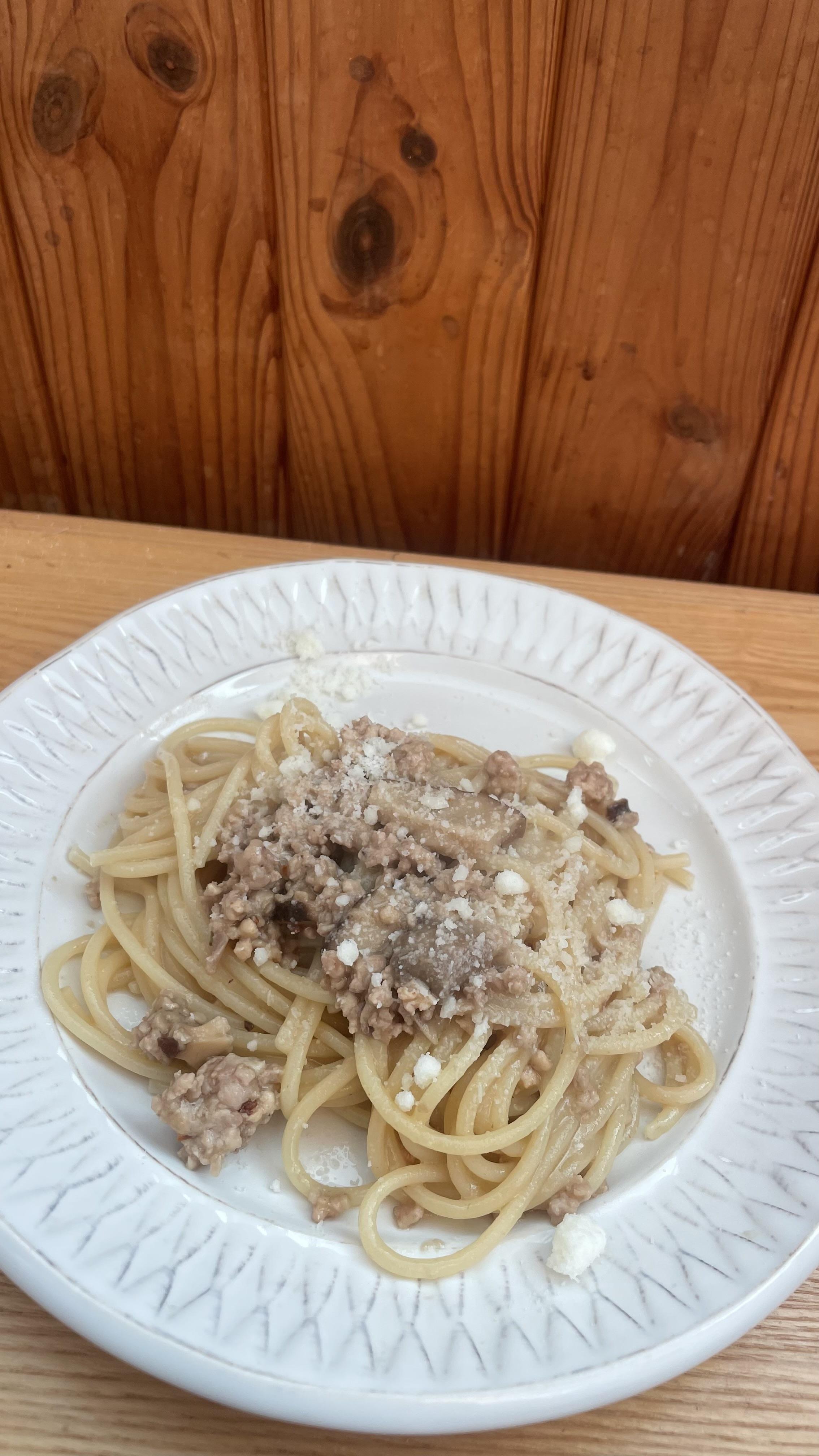 Паста к фаршем та грибами у  вершковому соусі