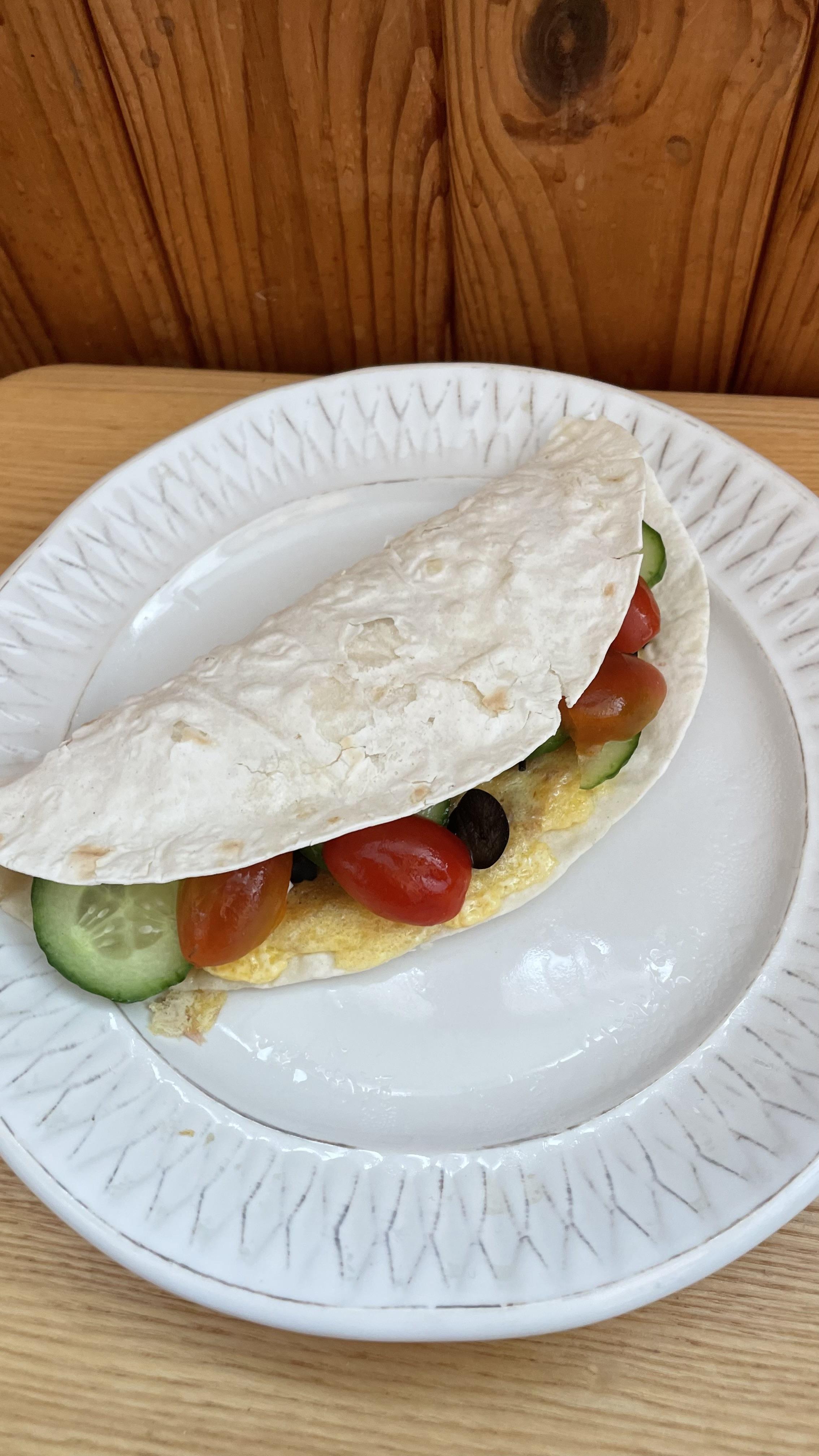 Лаваш з тунцем в грецькому стилі