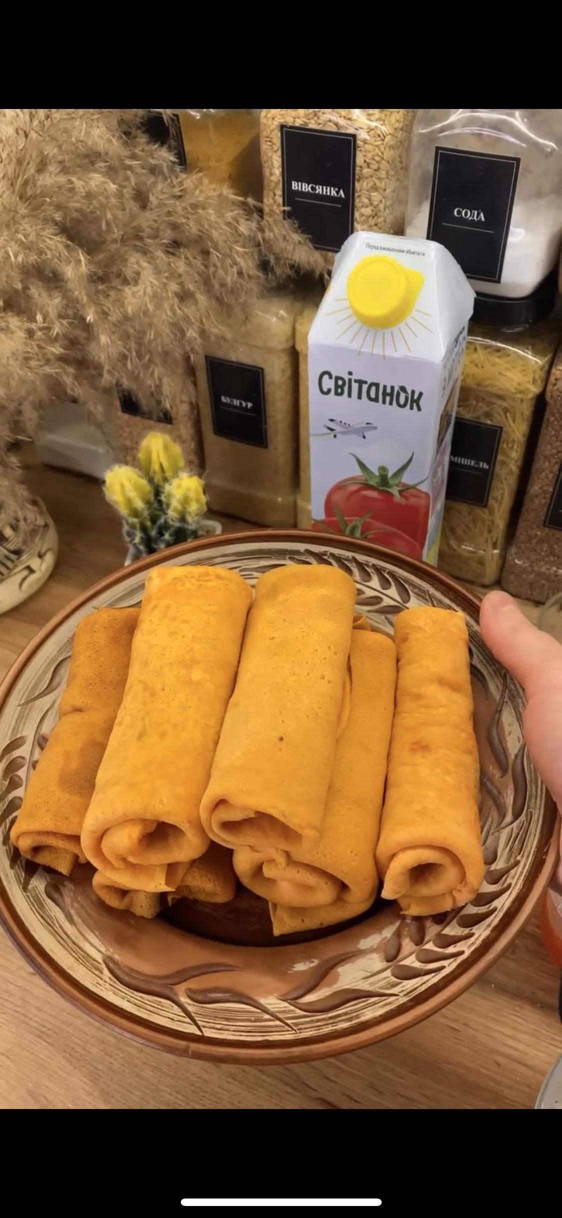 Млинці на томатному соці з крем-сиром та ікрою😋